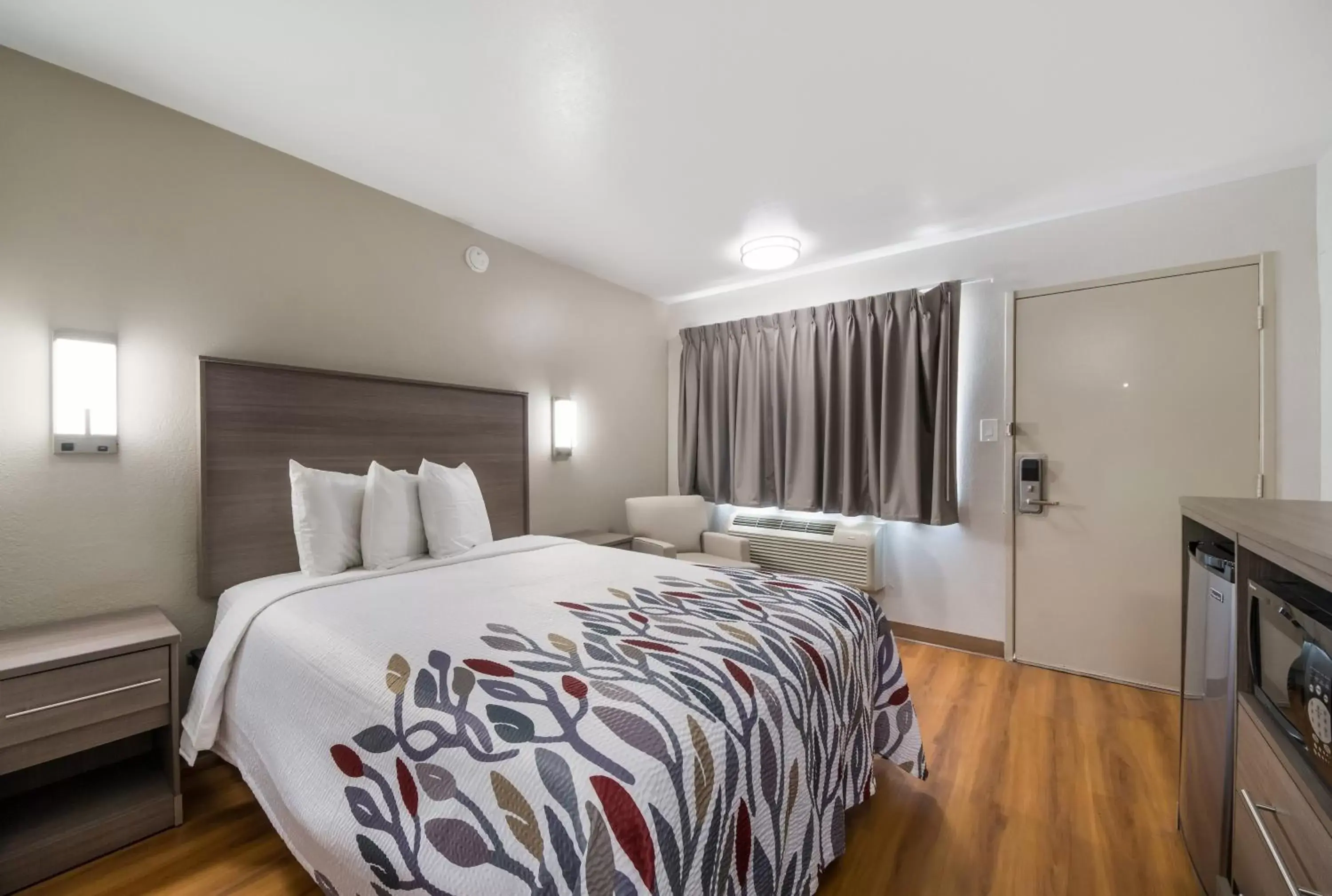 Deluxe Queen Room - Smoking in Red Roof Inn San Antonio E - Frost Bank Center Deluxe Queen Room - Smoking in Red Roof Inn San Antonio E - Frost Bank Center