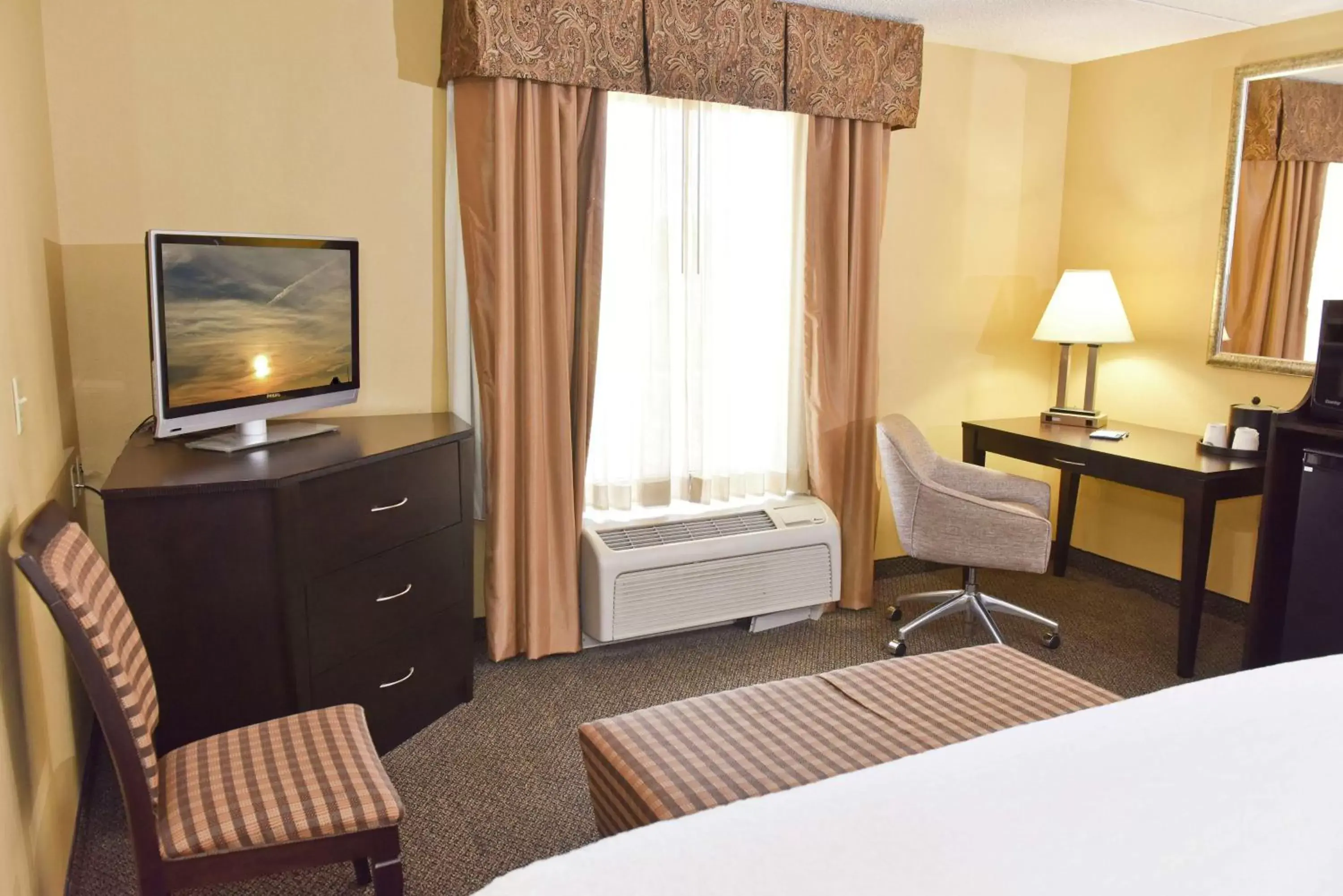 Bedroom, TV/Entertainment Center in Hampton Inn & Suites Alexandria