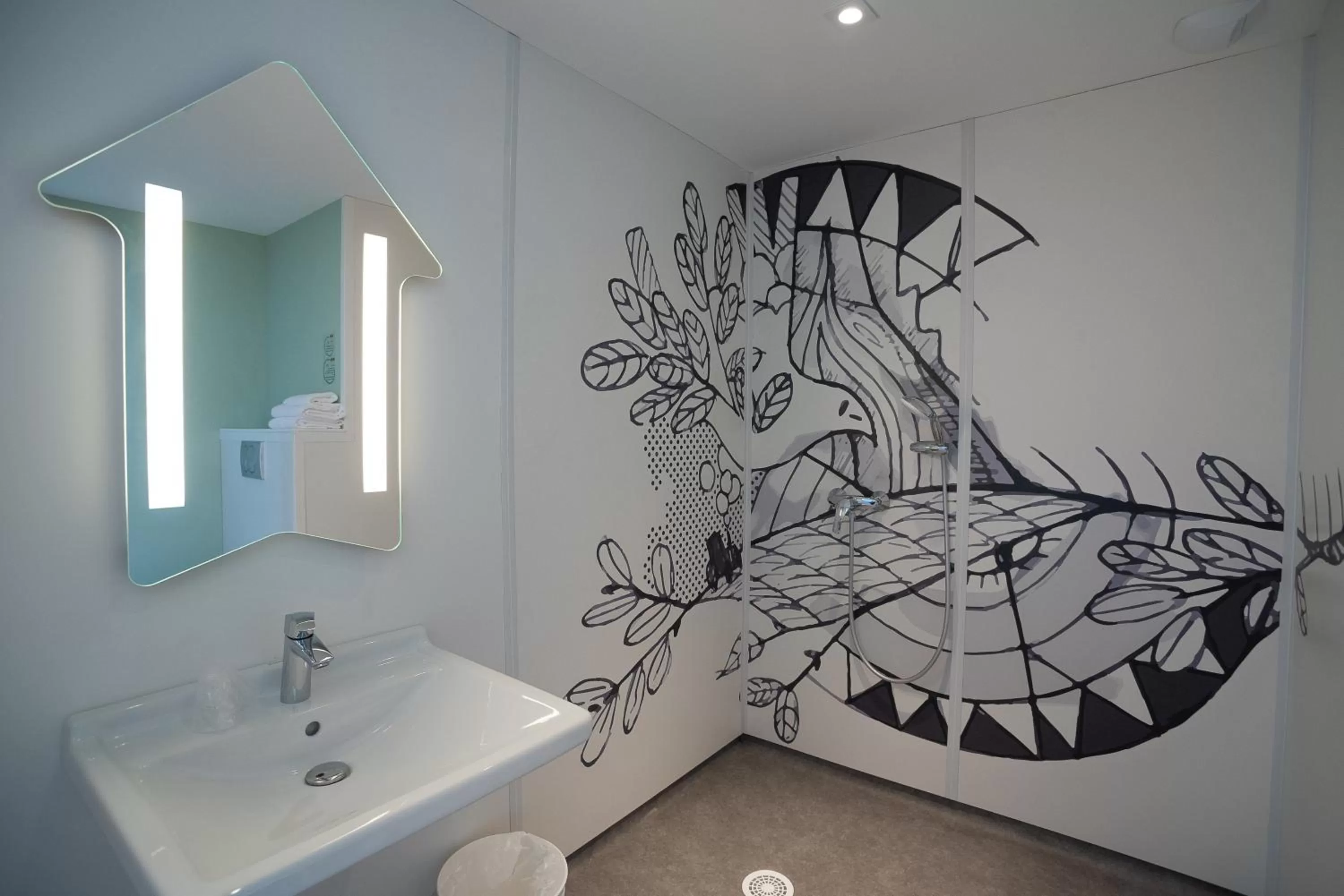 Bathroom in ibis Budget Cognac