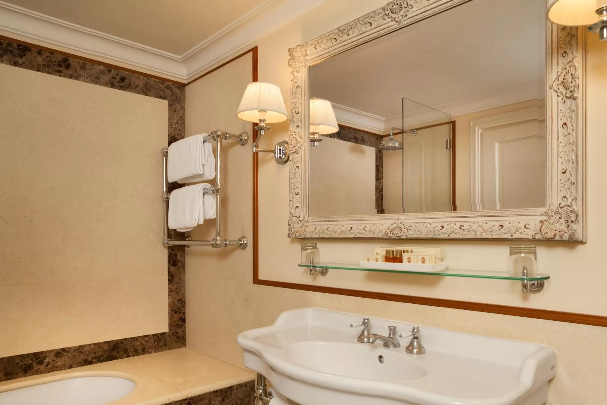 Bathroom in Hotel Executive