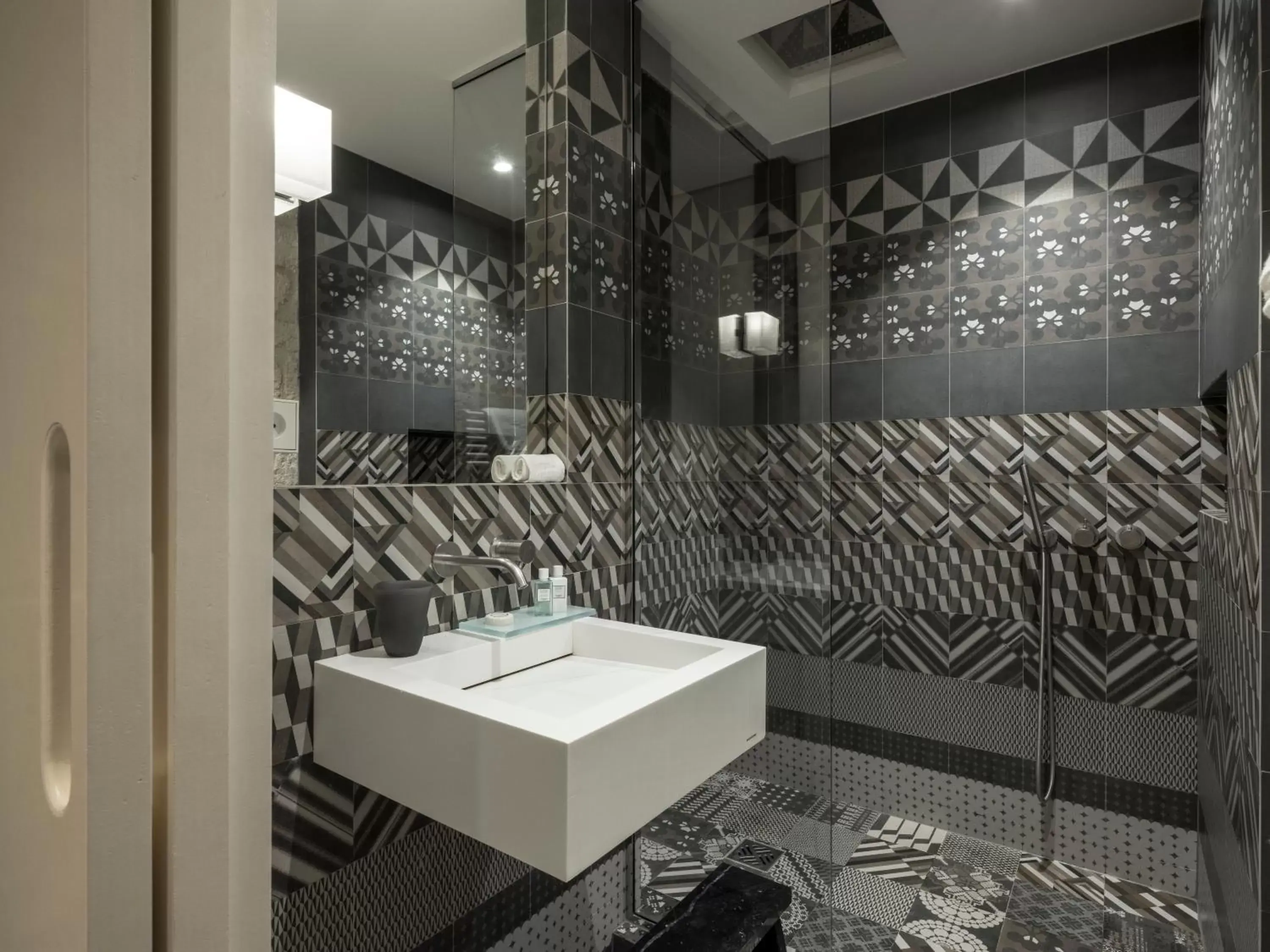 Shower, Bathroom in Yndo Hôtel