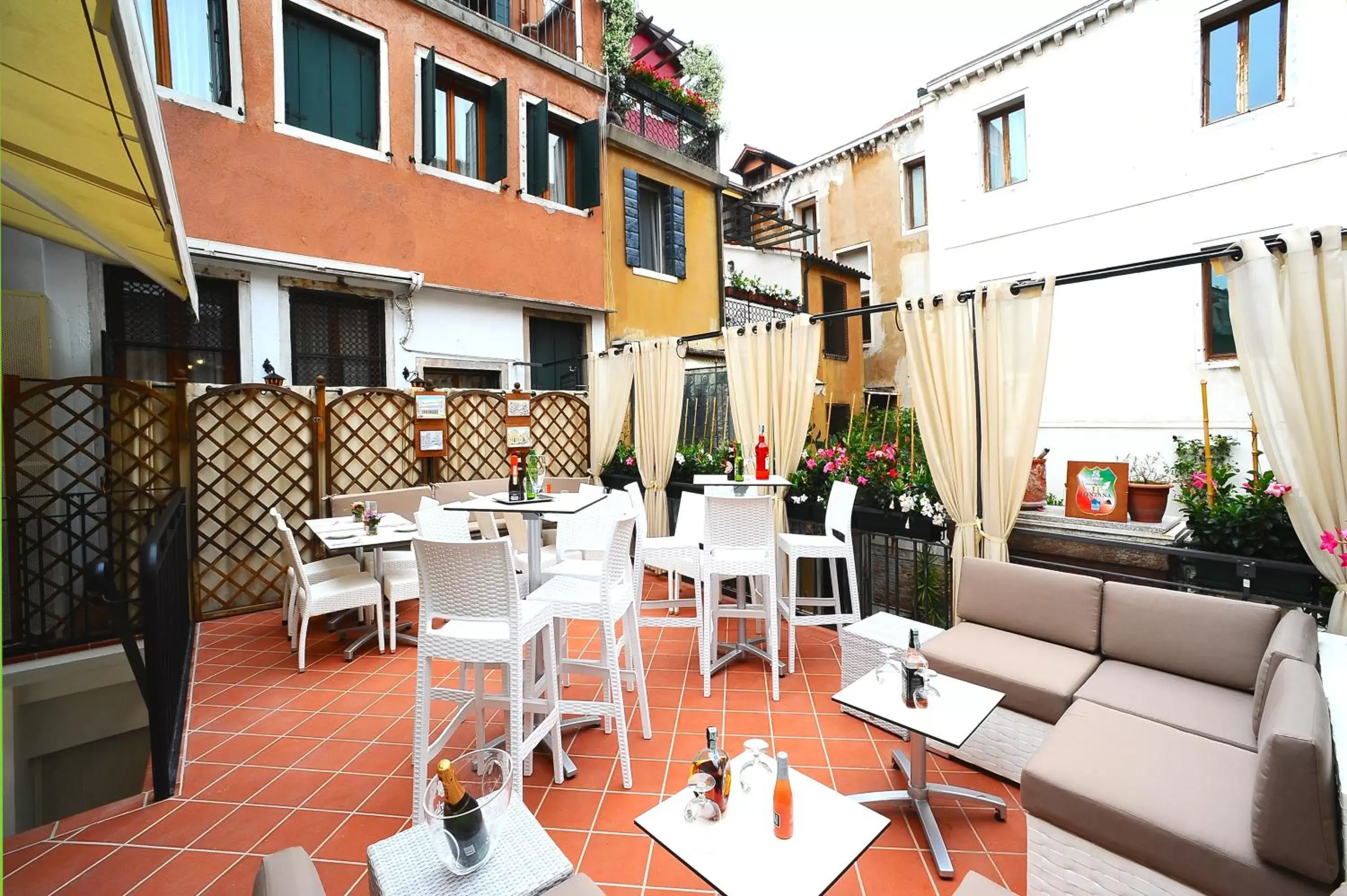 Restaurant/Places to Eat in Hotel Fontana