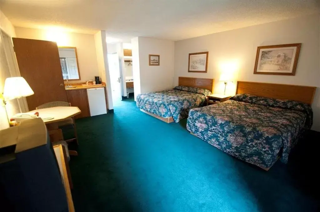 Photo of the whole room, Bed in Cedarwood Inn