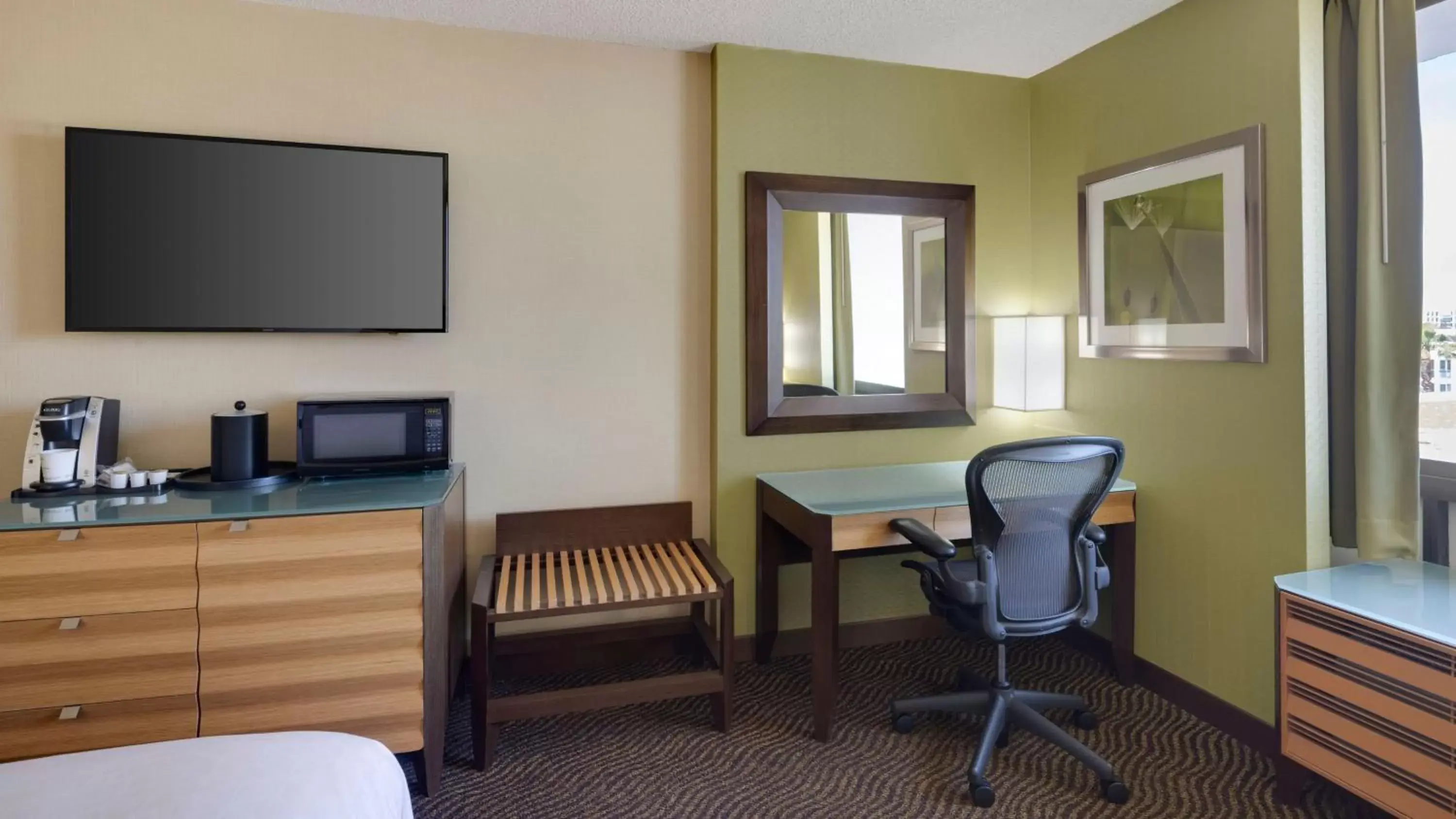 Photo of the whole room, TV/Entertainment Center in Holiday Inn San Jose-Silicon Valley, an IHG Hotel