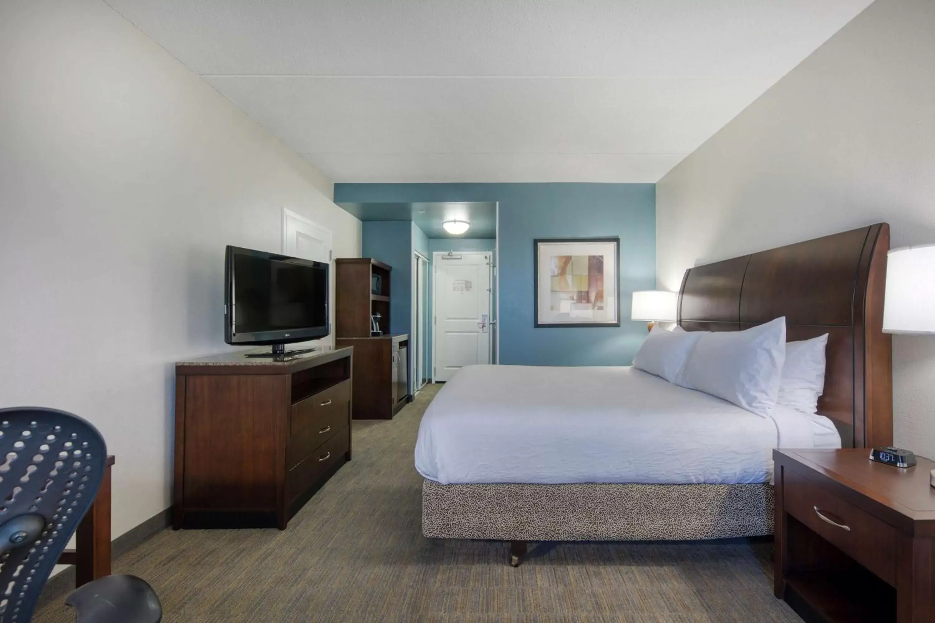 Bedroom, TV/Entertainment Center in Hilton Garden Inn Durham Southpoint