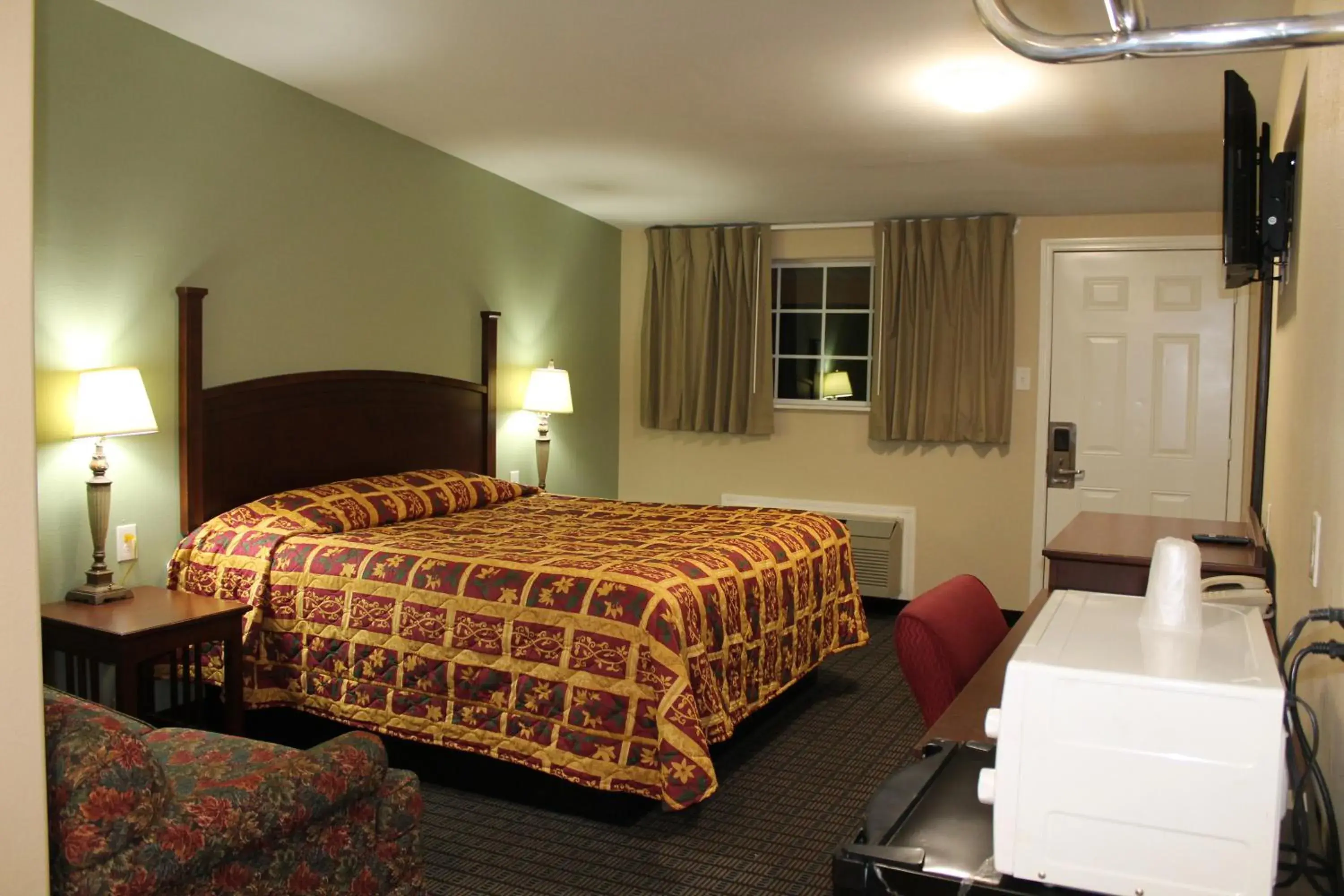 Bedroom, Bed in American Inn & Suites