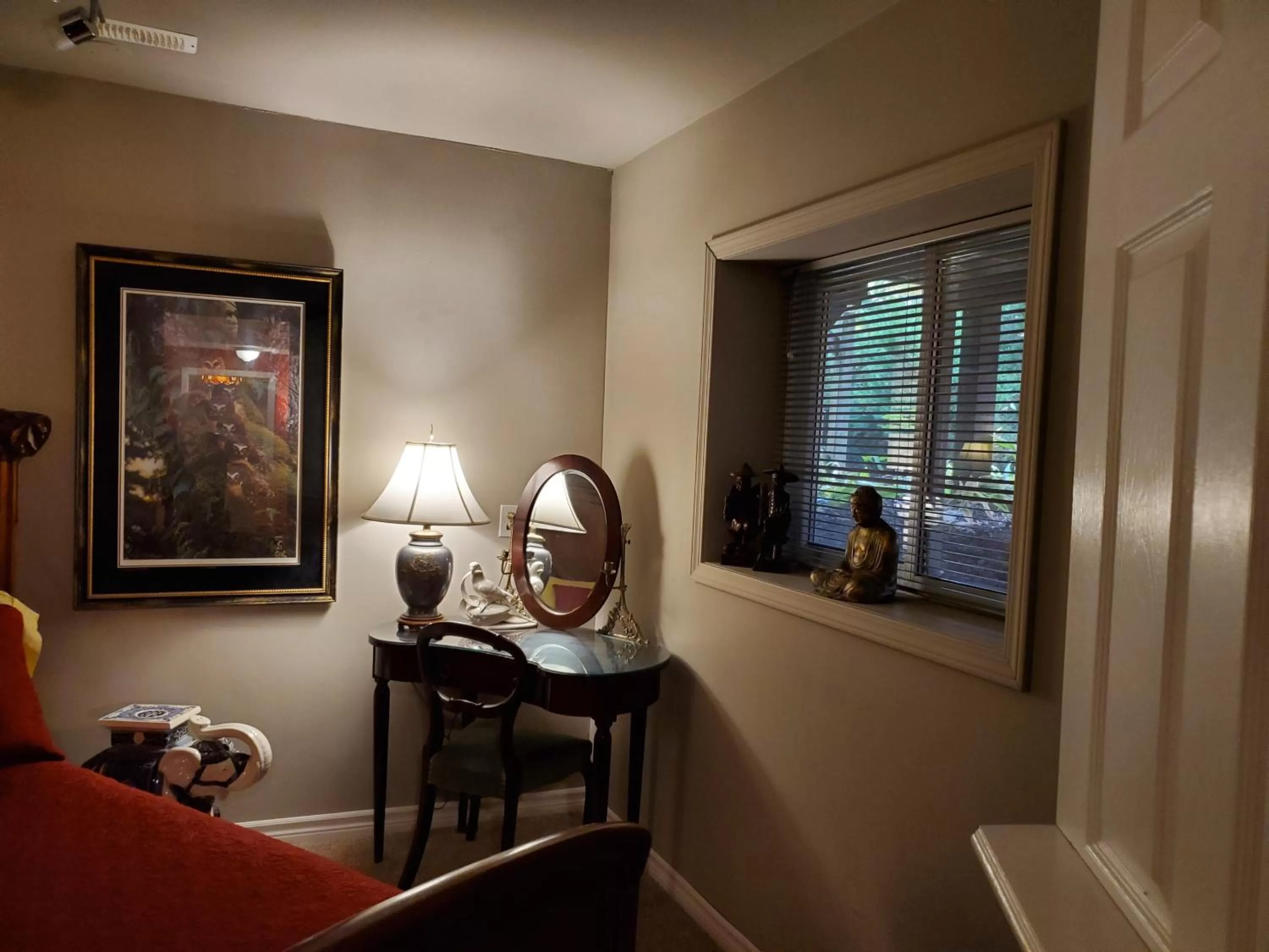 Bedroom, TV/Entertainment Center in Shambhala Bed and Breakfast