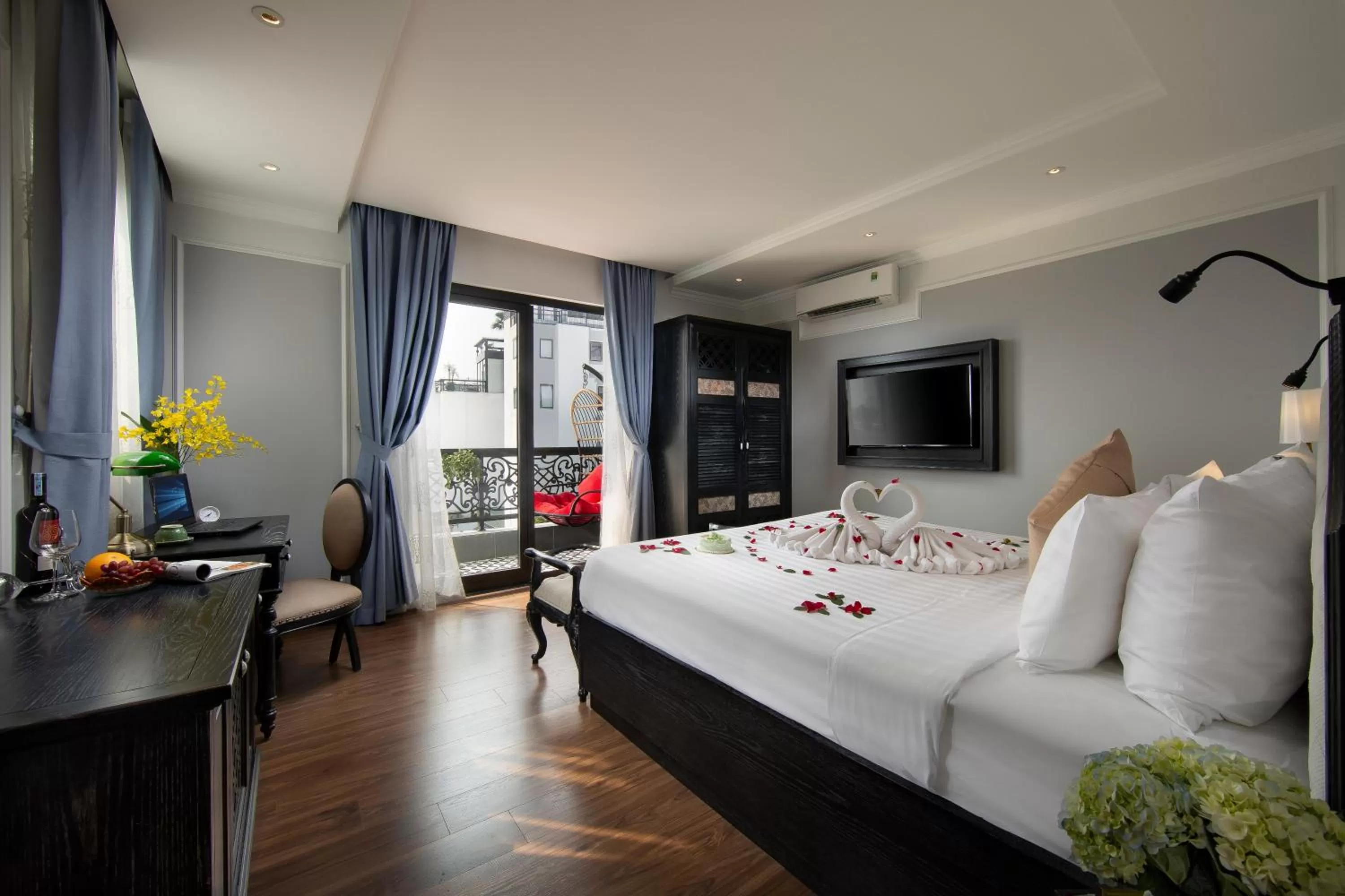 Lake view, Bed in Hanoi Media Hotel & Spa