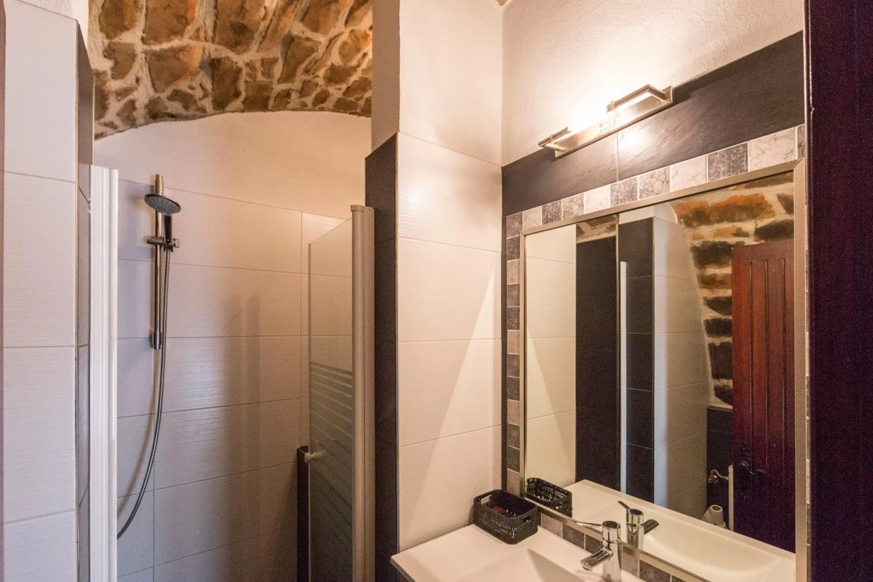 Shower, Bathroom in Hotel Larrañaga