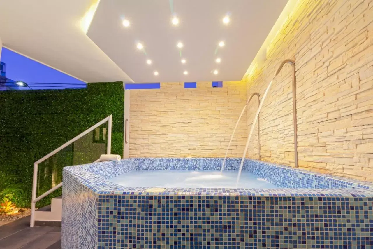 Hot Tub, Swimming Pool in Seven Boutique Apartments Cancún