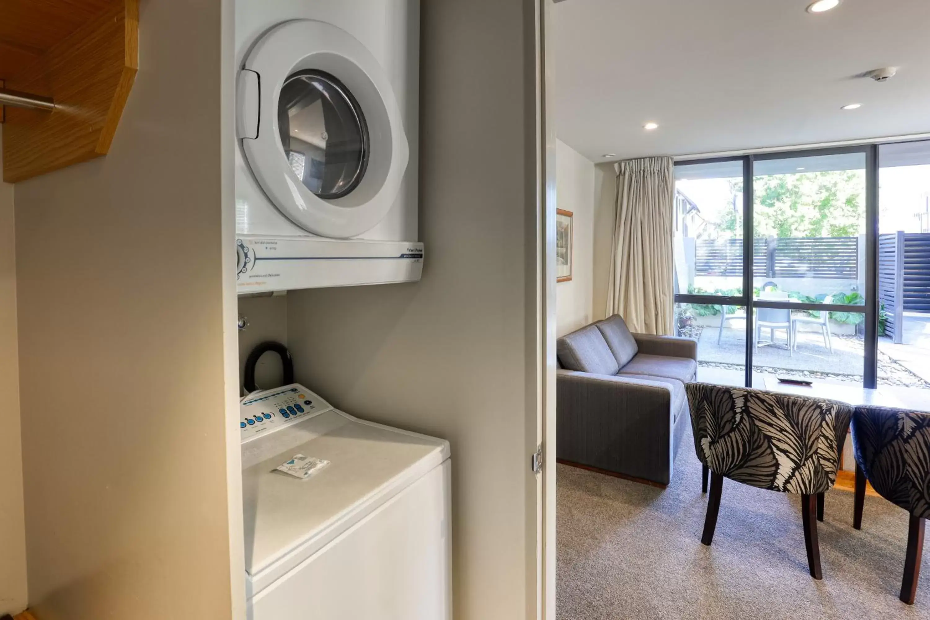 washing machine, Kitchen/Kitchenette in Garden Court Suites & Apartments