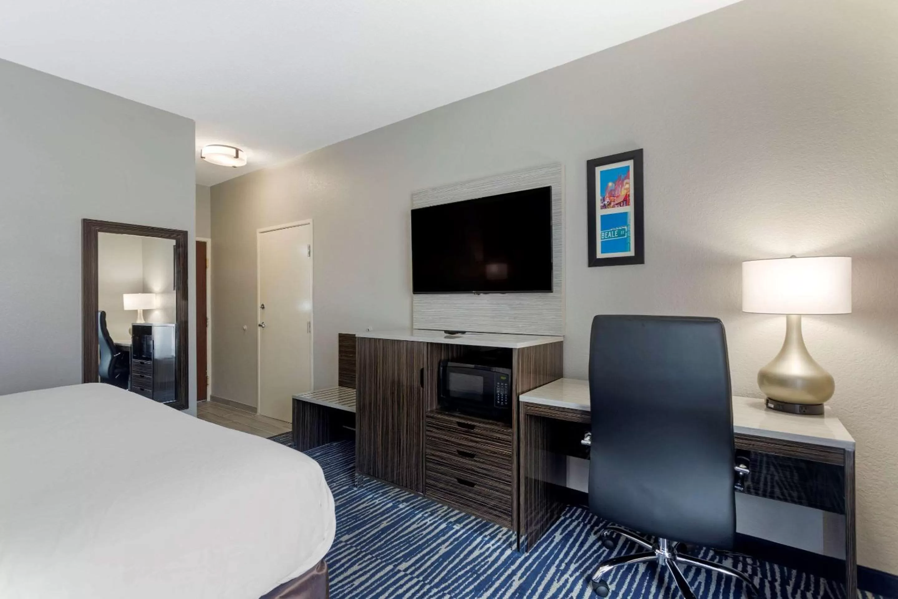 Photo of the whole room, Bed in Comfort Inn & Suites Memphis East