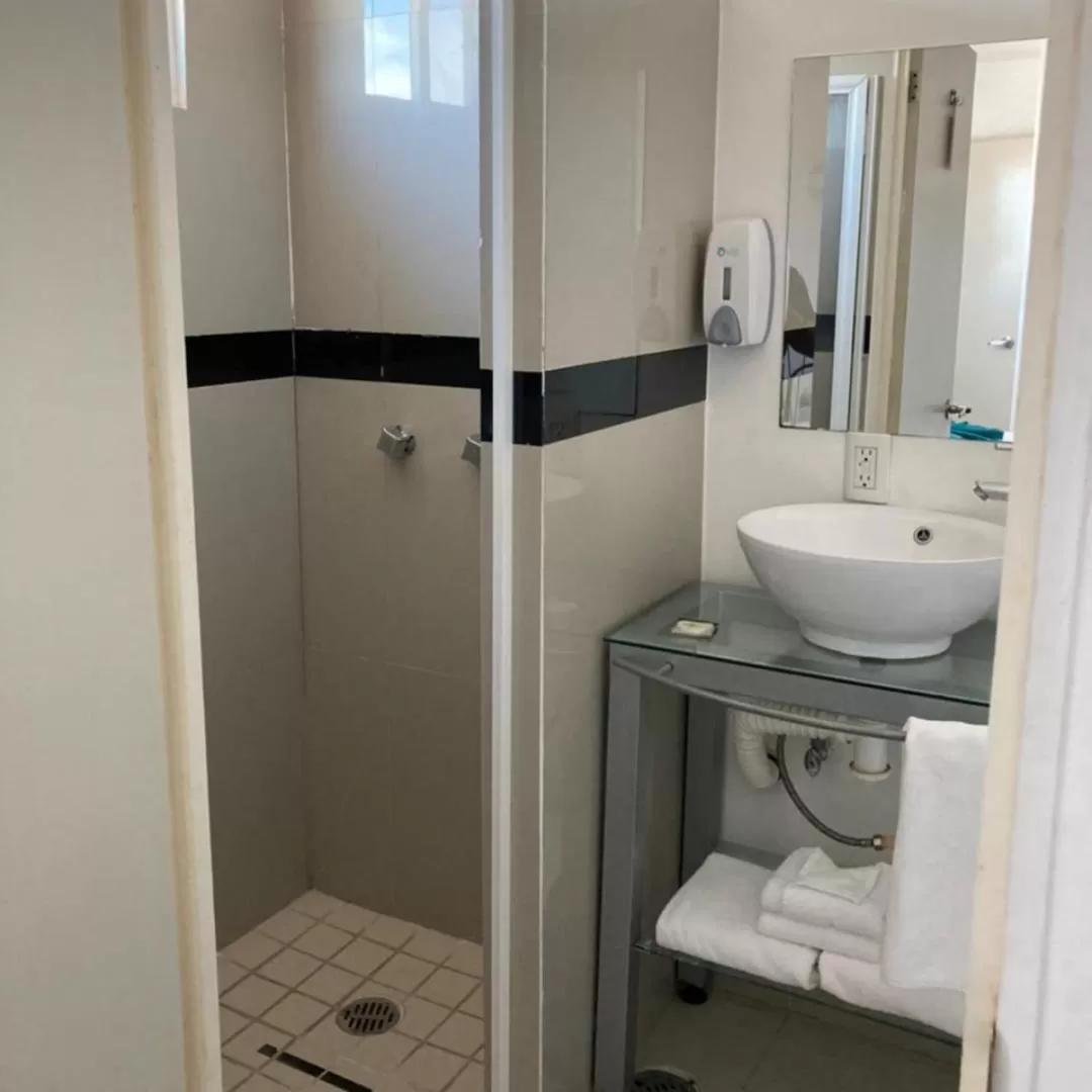 Bathroom in Container Inn Hotel Aeropuerto