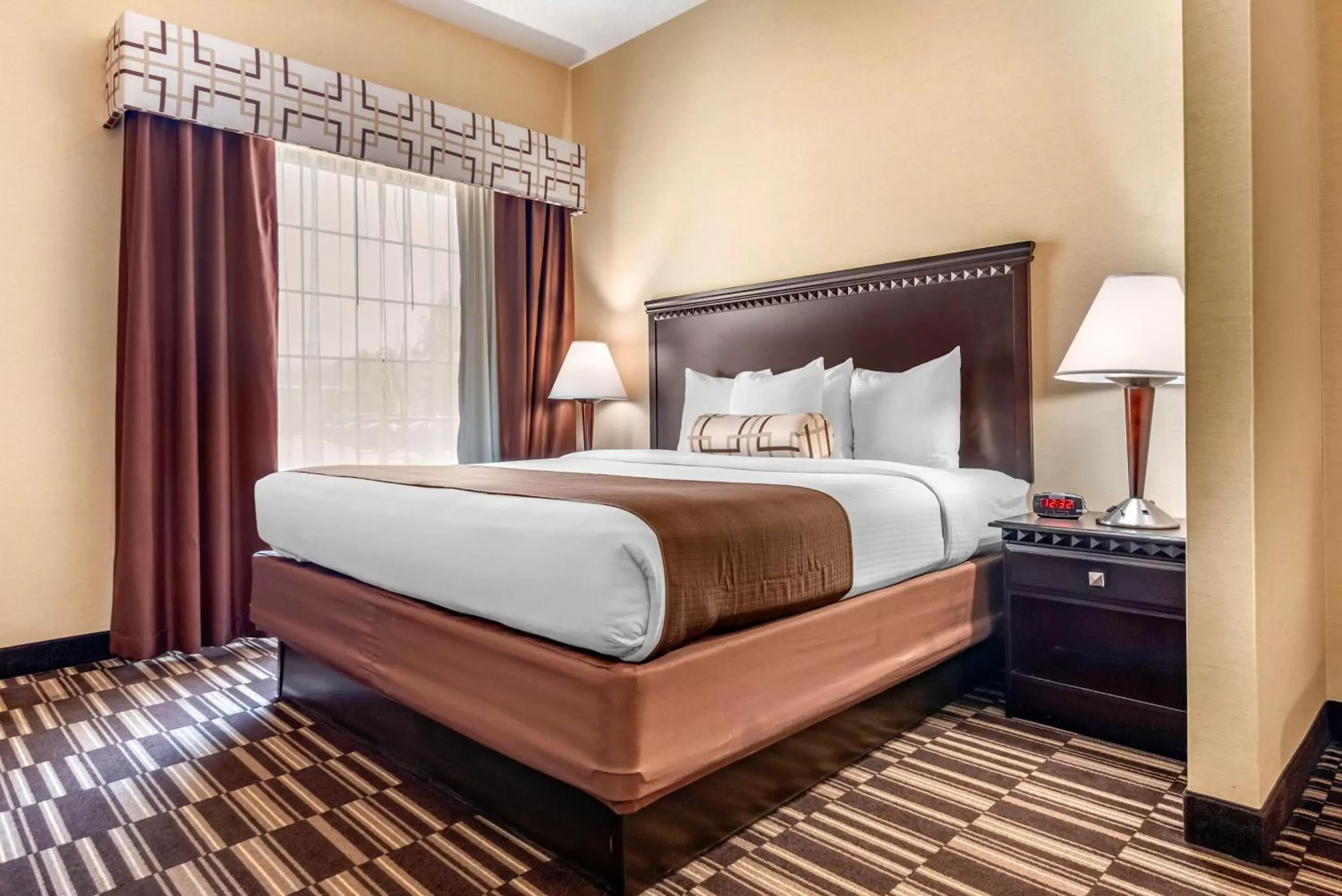Bedroom, Bed in Best Western PLUS Victor Inn & Suites
