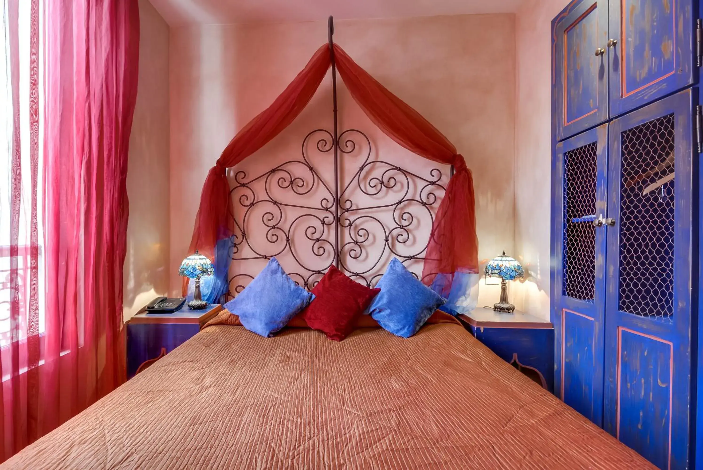 Bedroom, Bed in Villa Royale Montsouris