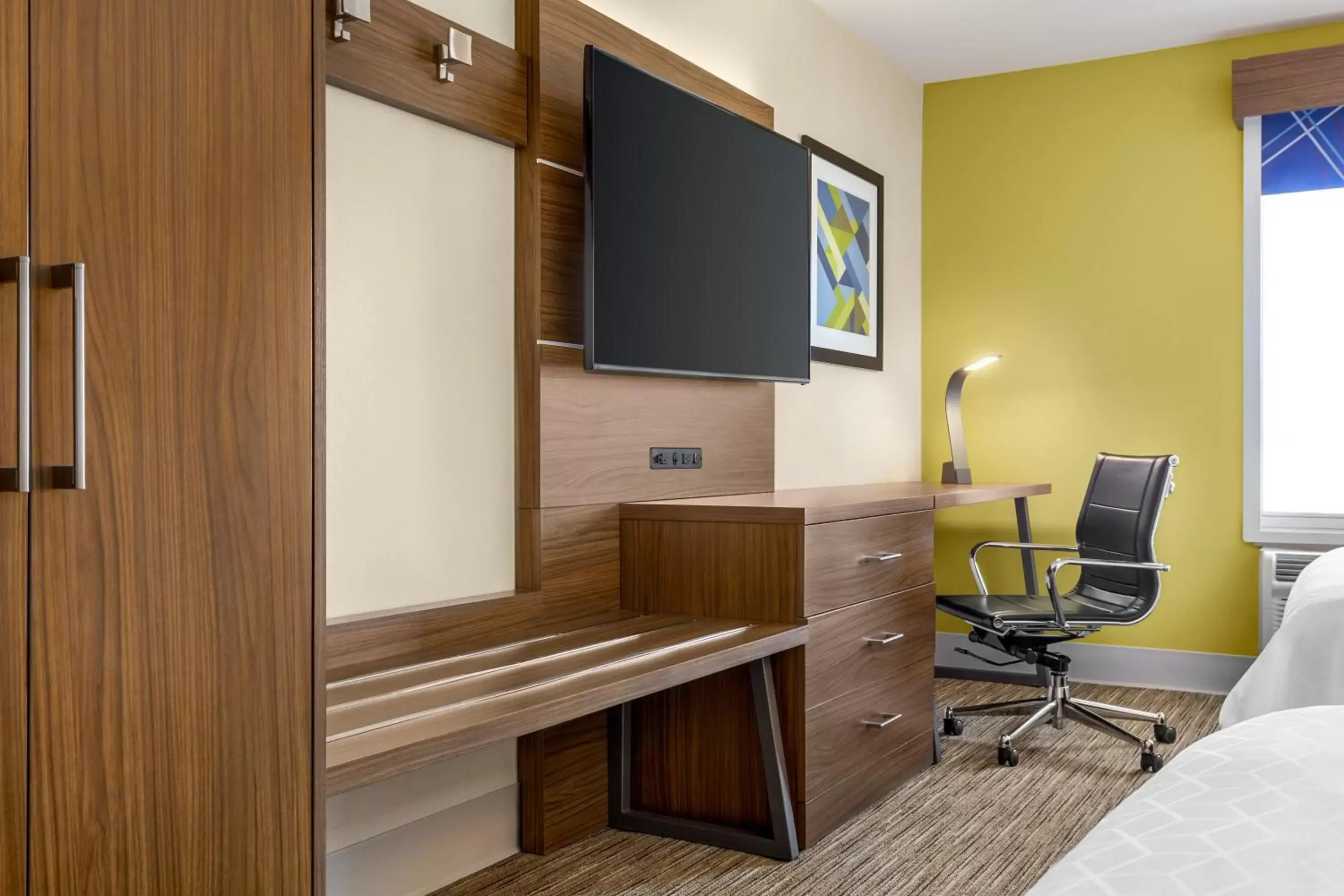 Photo of the whole room, TV/Entertainment Center in Holiday Inn Express & Suites Philadelphia - Mt Laurel, an IHG Hotel