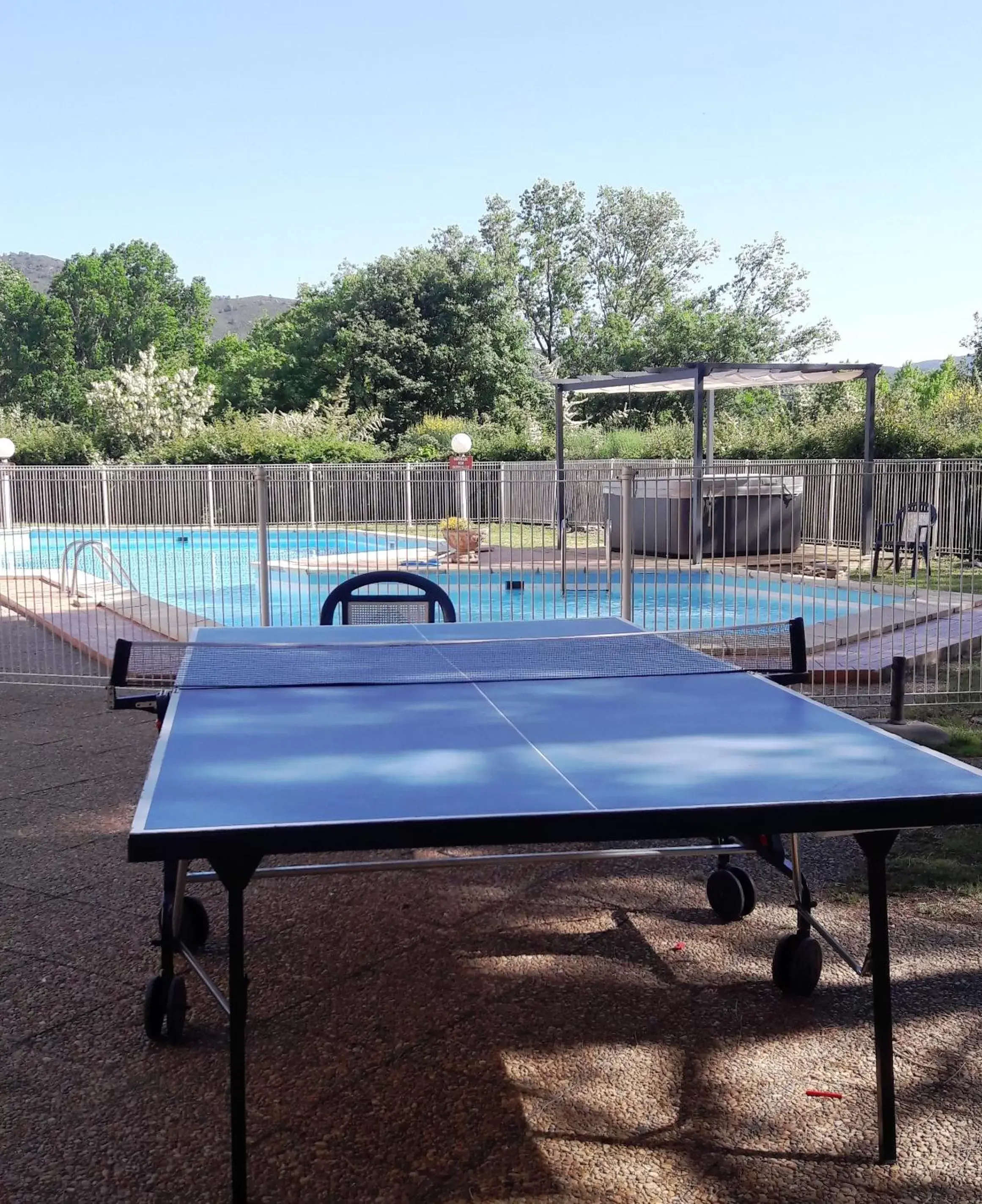 Garden, Table Tennis in Le Neoulous