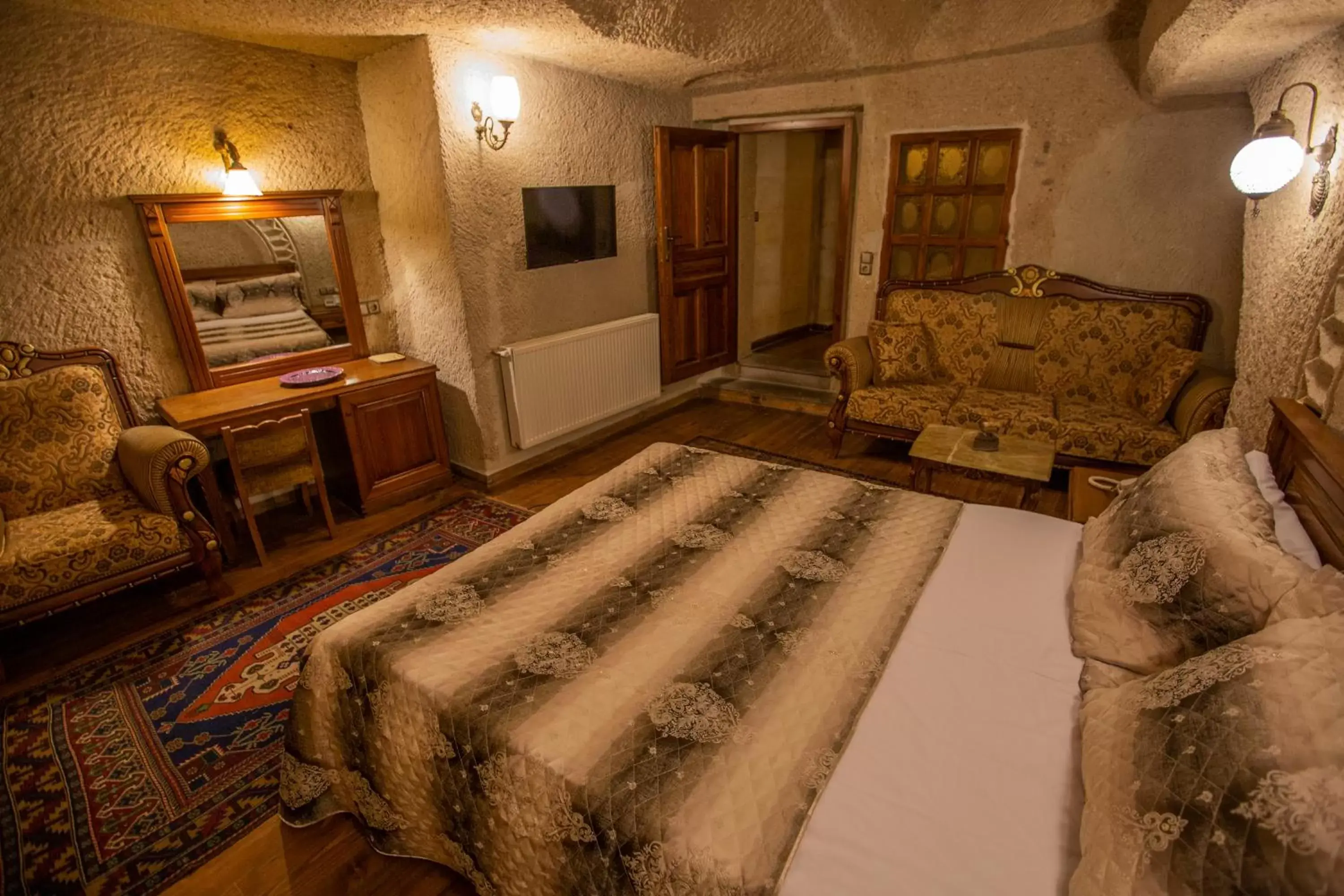 Photo of the whole room, Seating Area in Stone House Cave Hotel