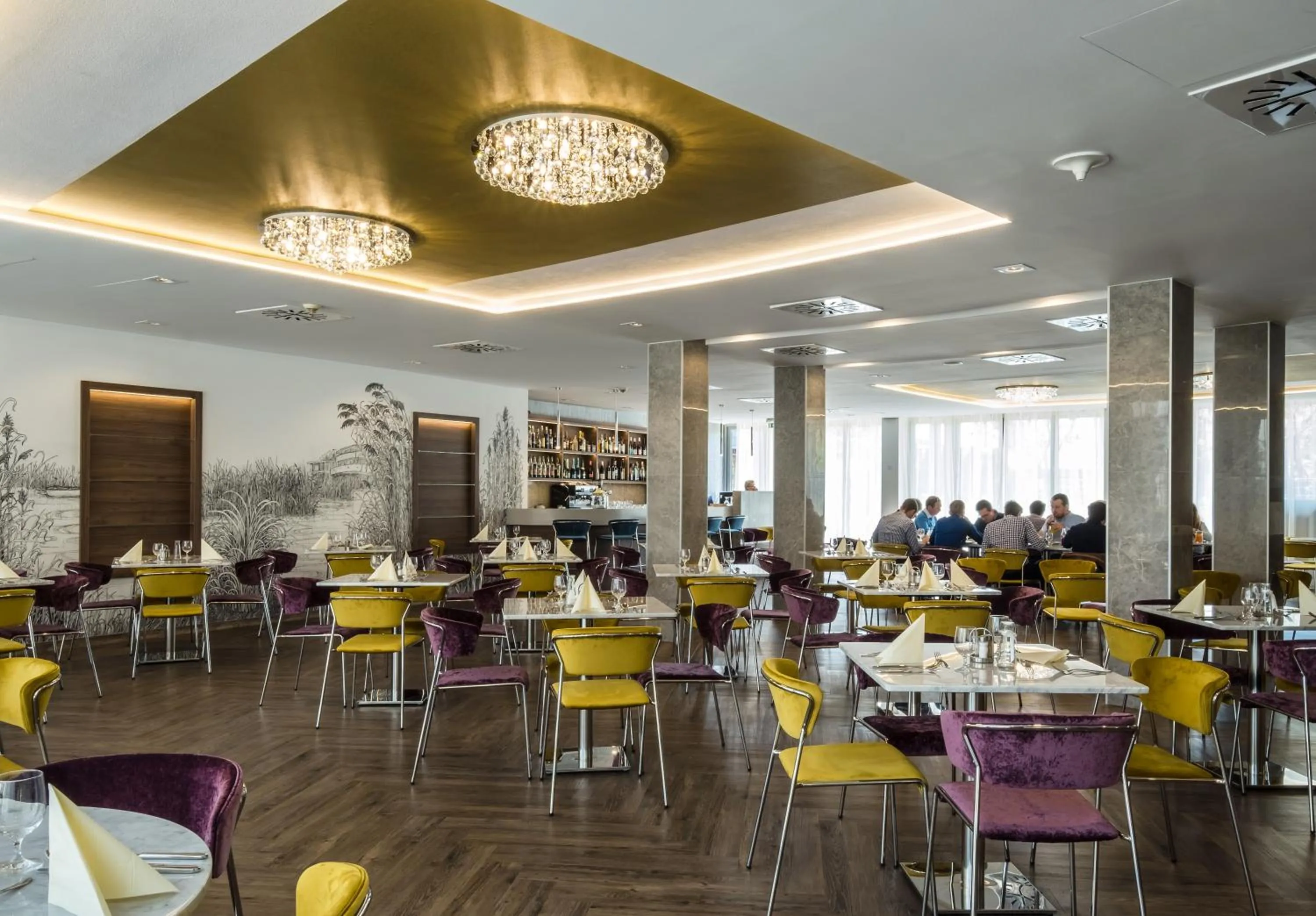 Restaurant/places to eat in Hotel Golden Lake Resort