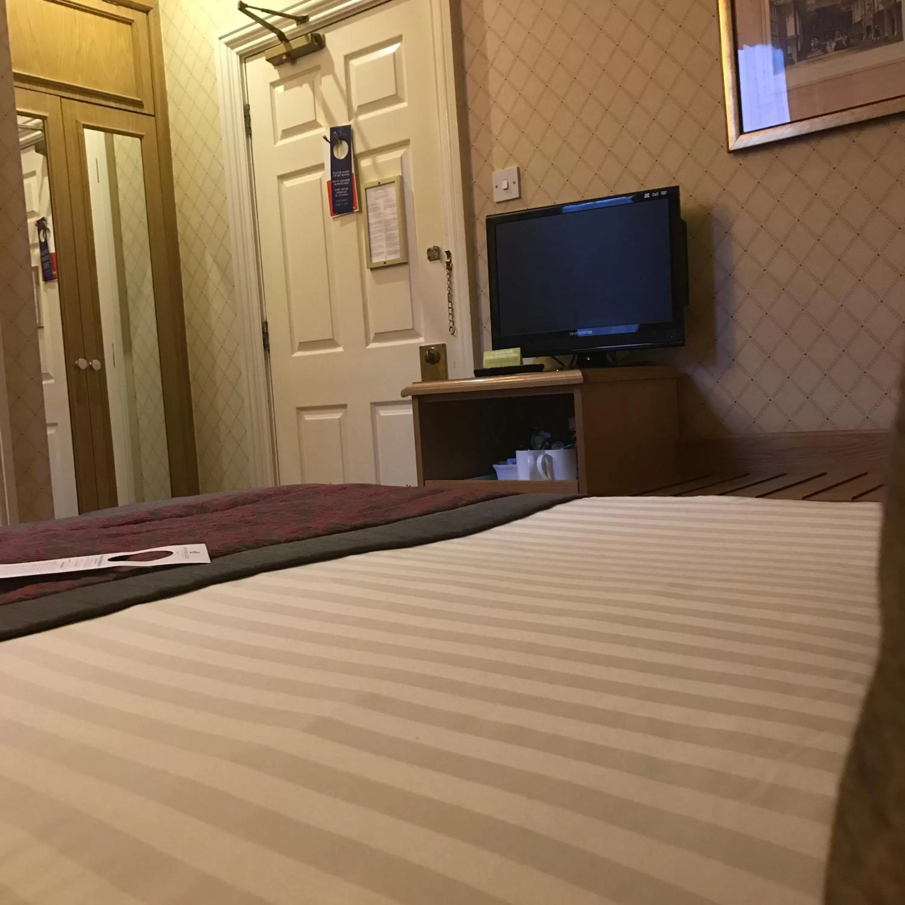 Bedroom, Bed in Crown & Mitre Hotel