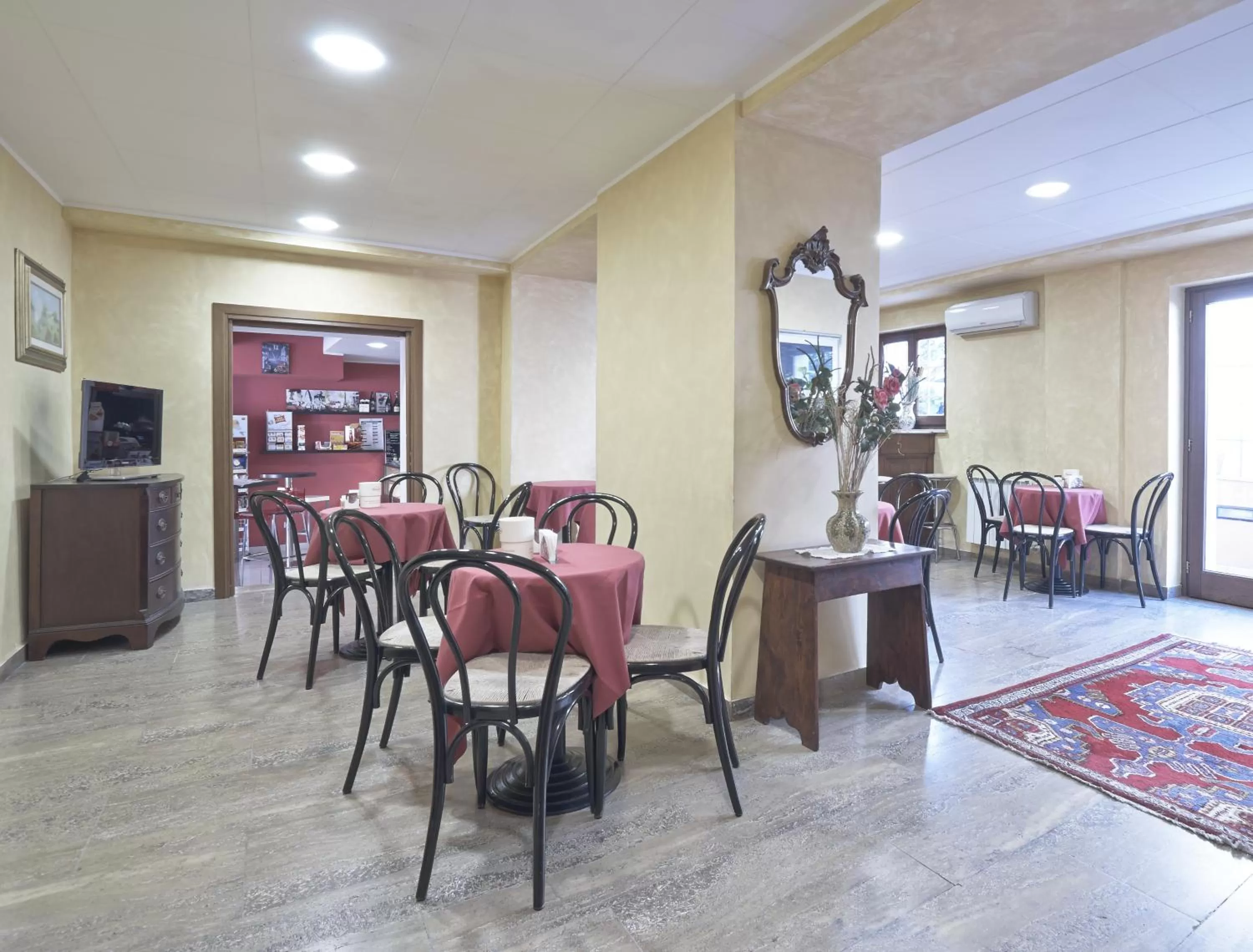 Restaurant/places to eat in Hotel Valentini Inn