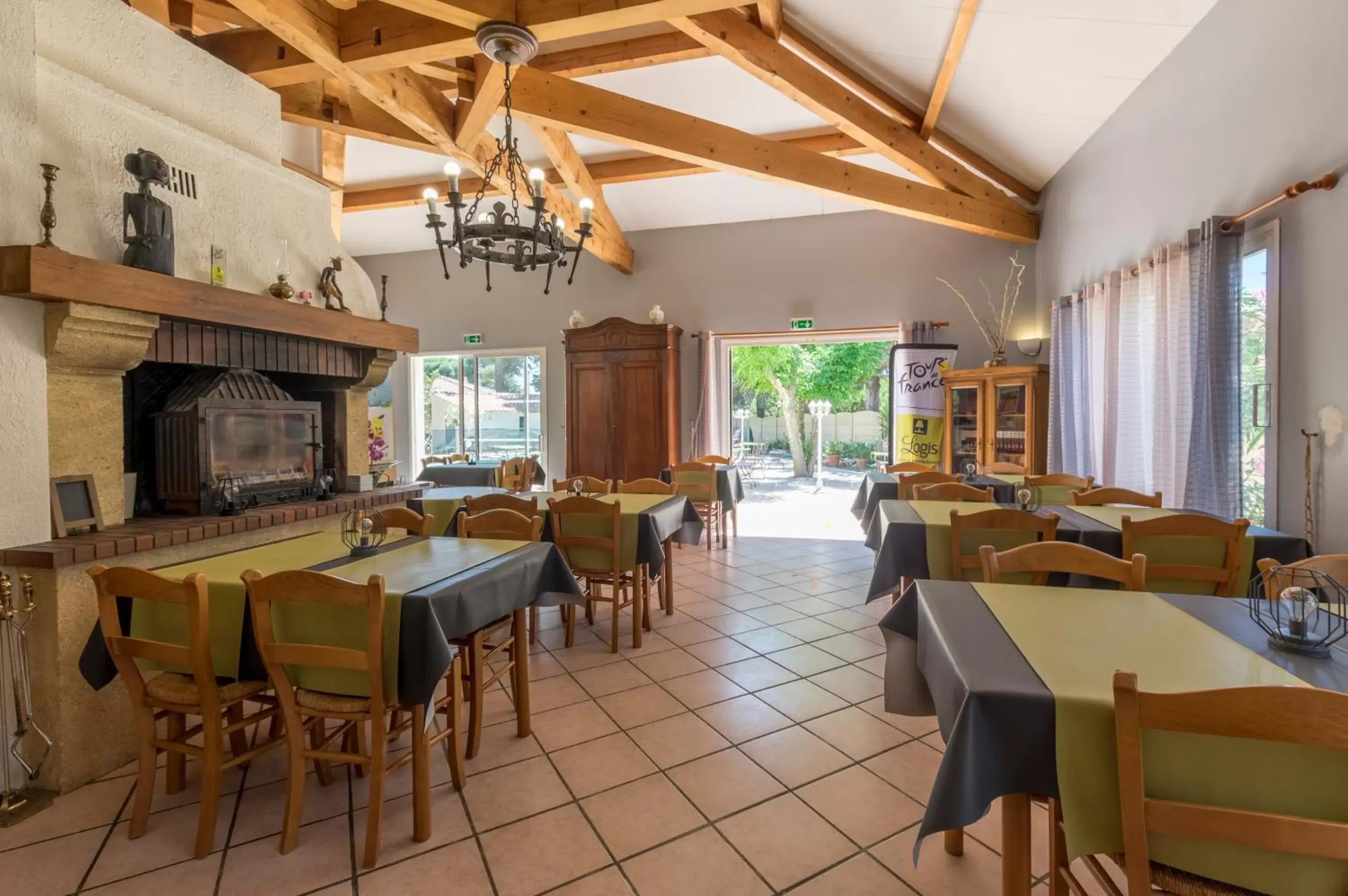 Restaurant/Places to Eat in Hotel Le Vieux Moulin