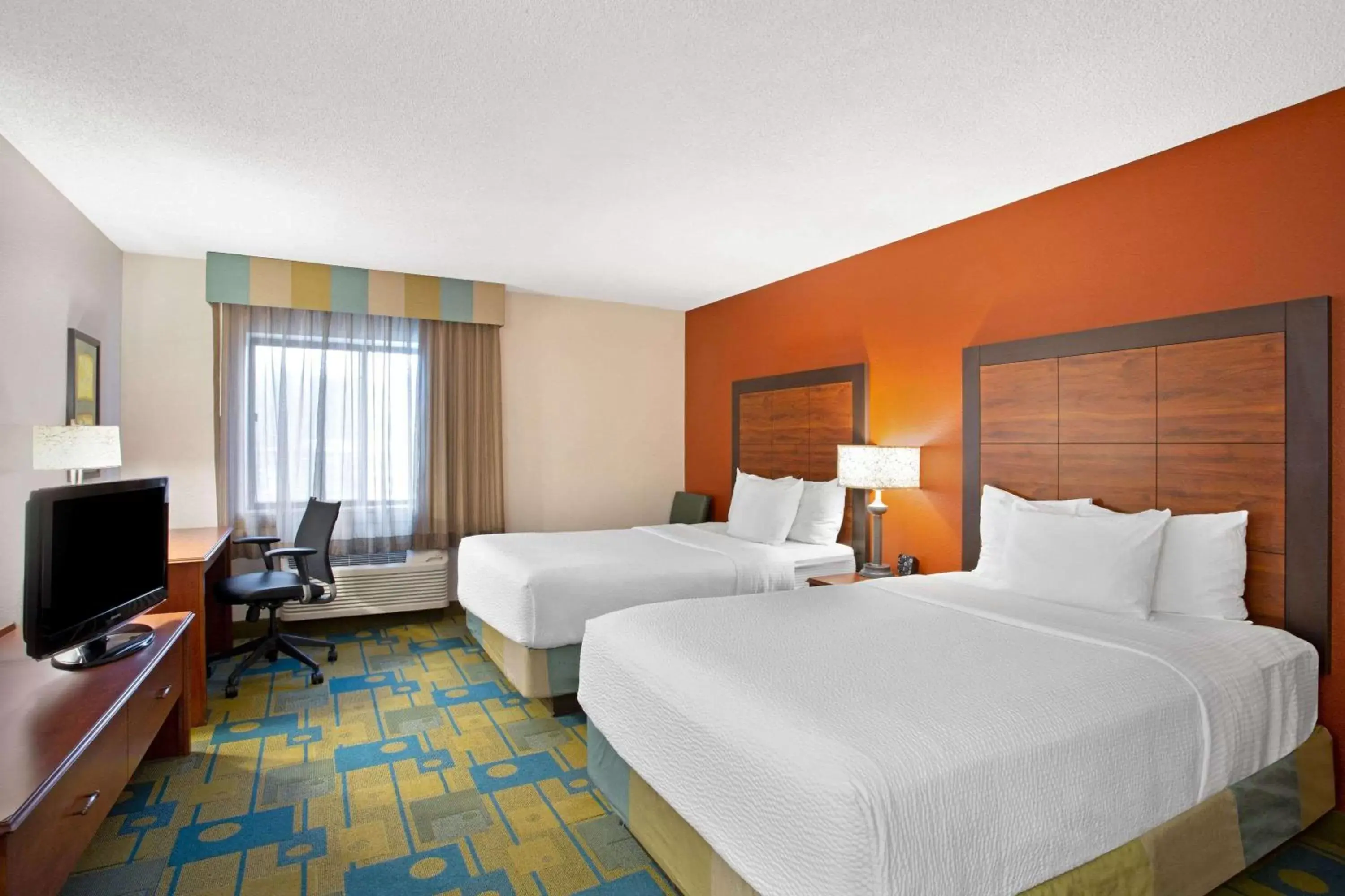 Photo of the whole room, Bed in La Quinta Inn by Wyndham Auburn Worcester