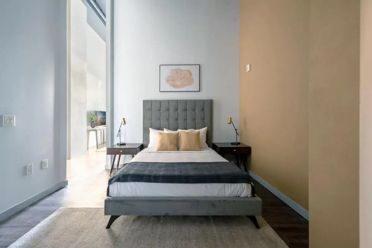 Bedroom, Bed in Placemakr Music Row