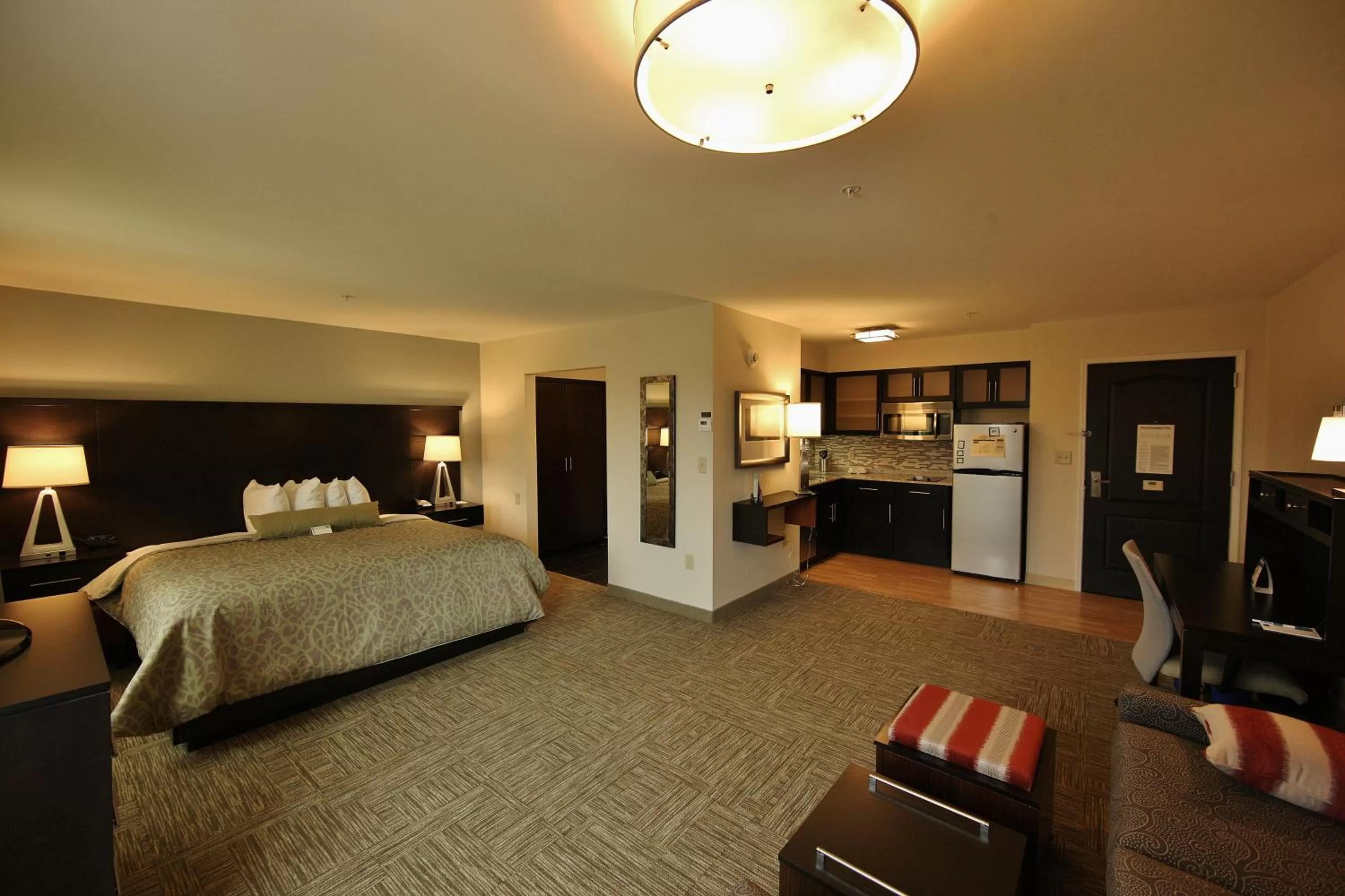 Photo of the whole room, Bed in Staybridge Suites Syracuse Liverpool by IHG