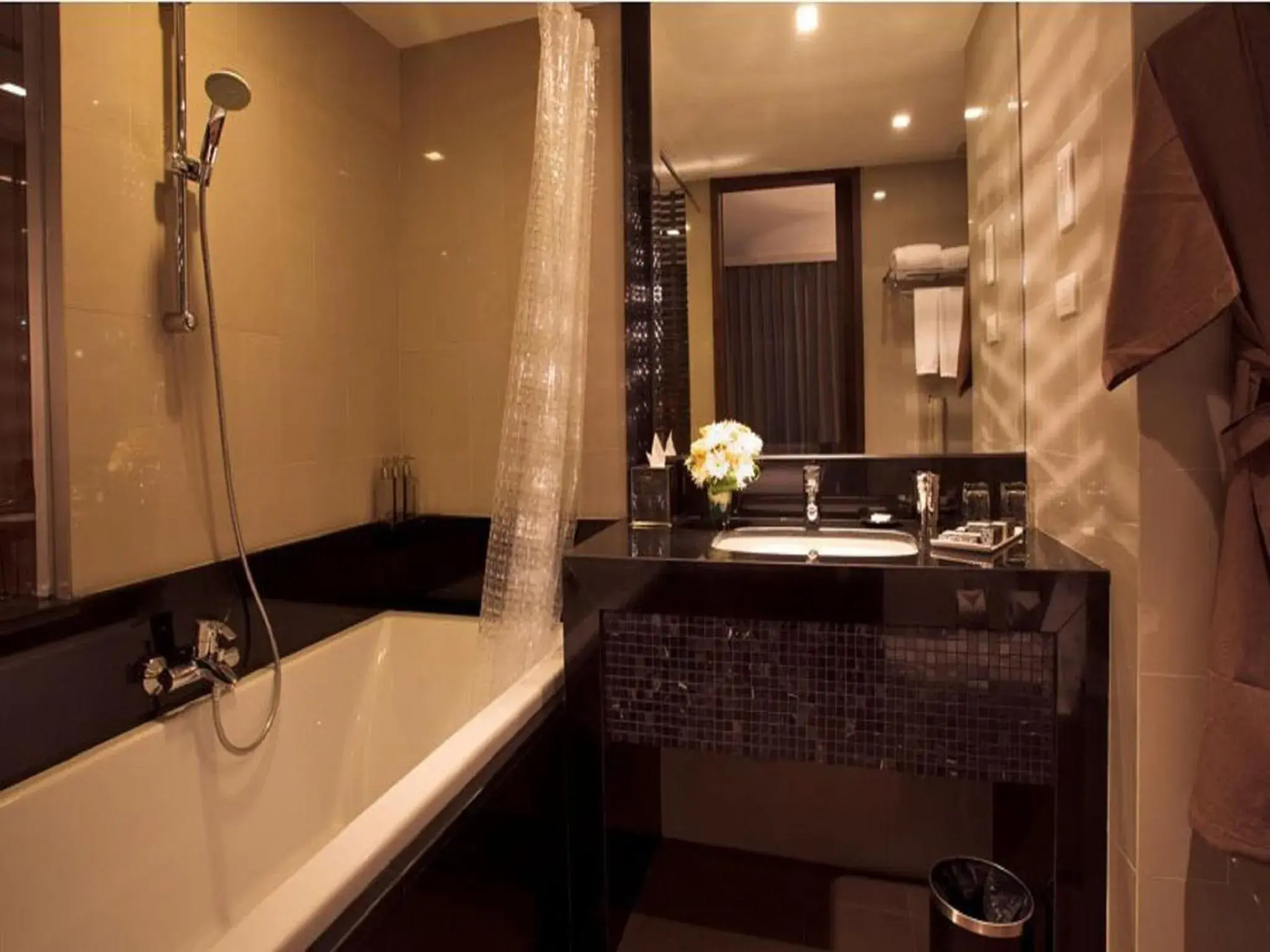Bathroom in M2 de Bangkok Hotel (SHA Plus)