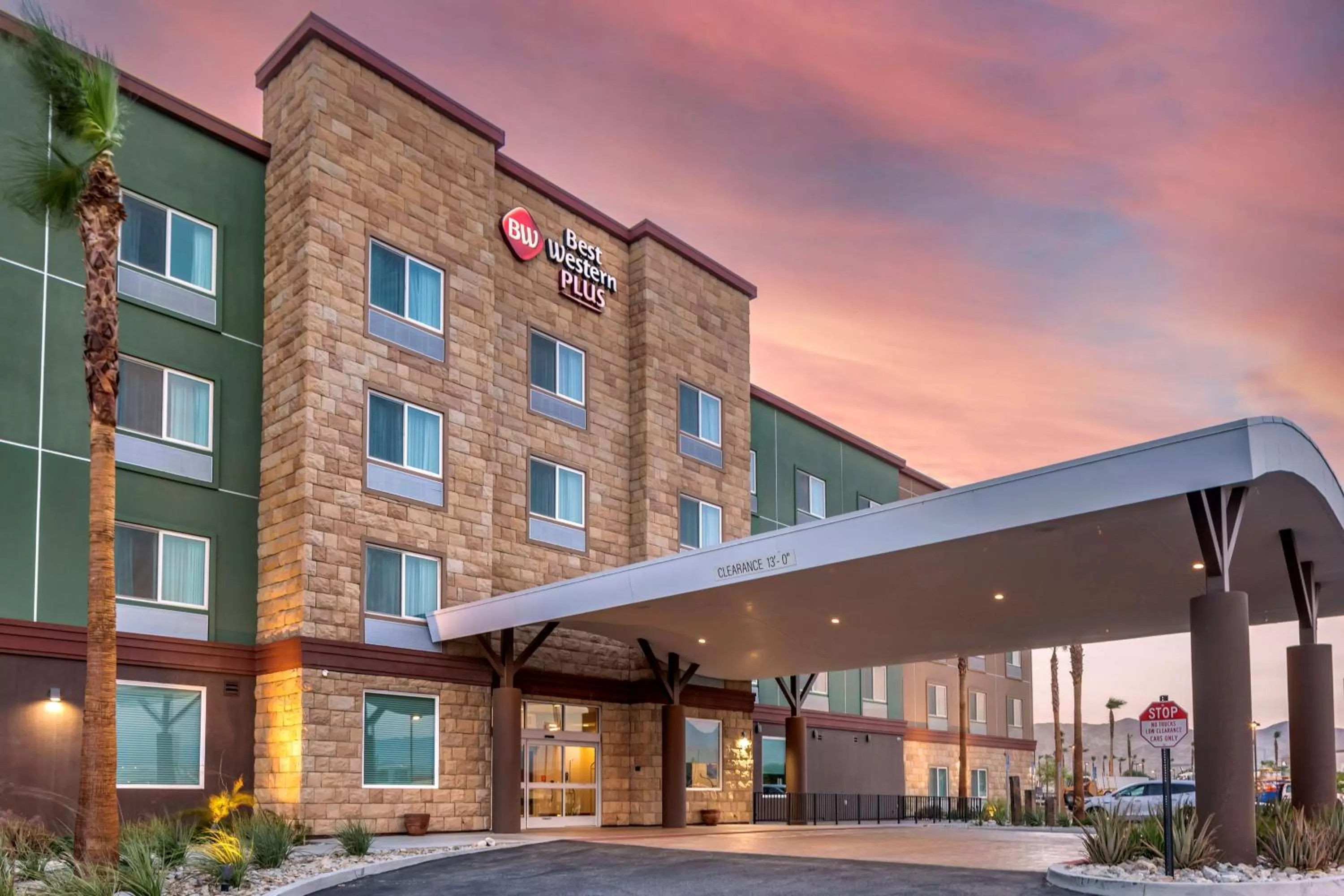 Property building in Best Western Plus Coachella Valley Inn & Suites