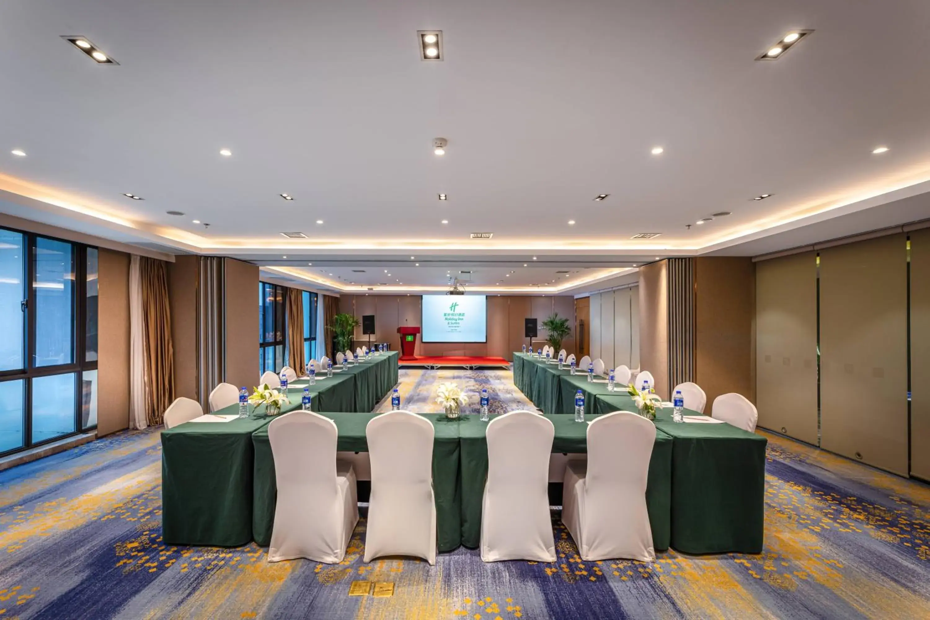 Meeting/conference room in Holiday Inn Suites Xi'an High-Tech Zone, an IHG Hotel