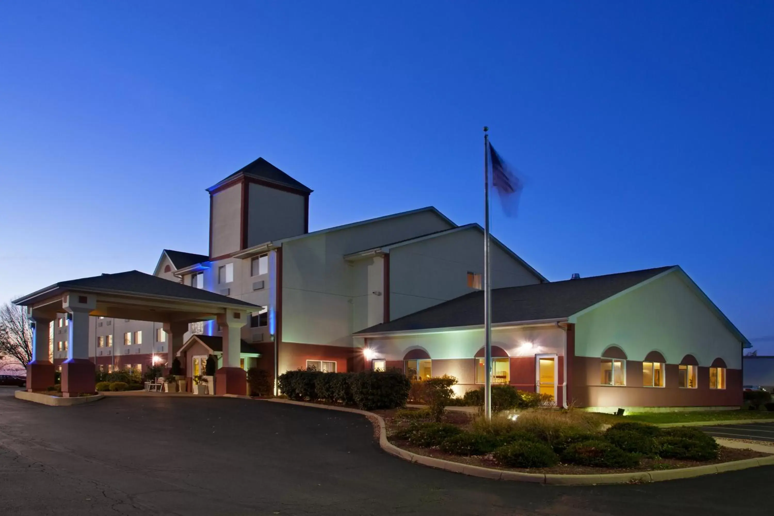 Property Building in Holiday Inn Express Mt. Vernon, an IHG Hotel