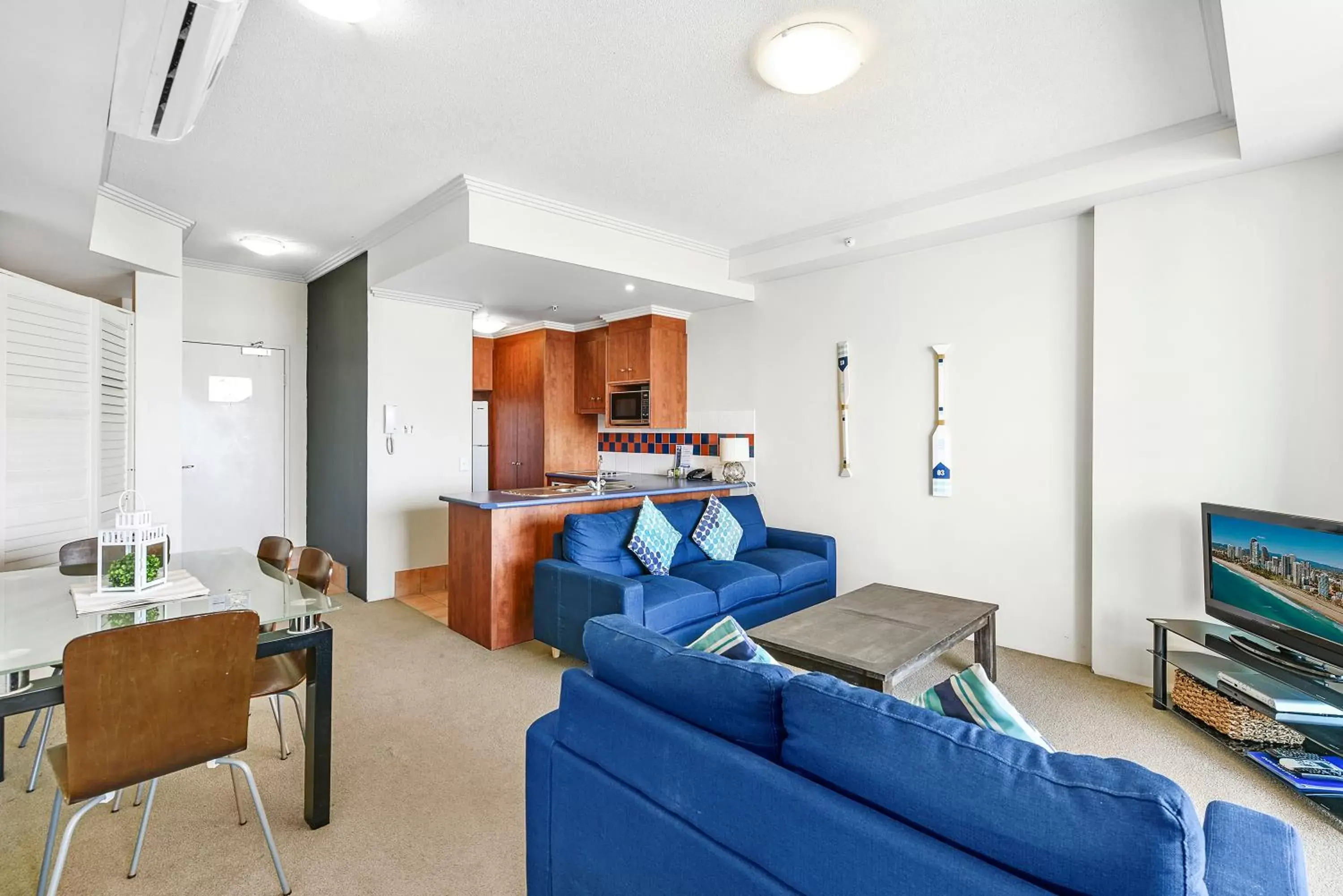 Kitchen or kitchenette, Seating Area in Crystal Bay On The Broadwater