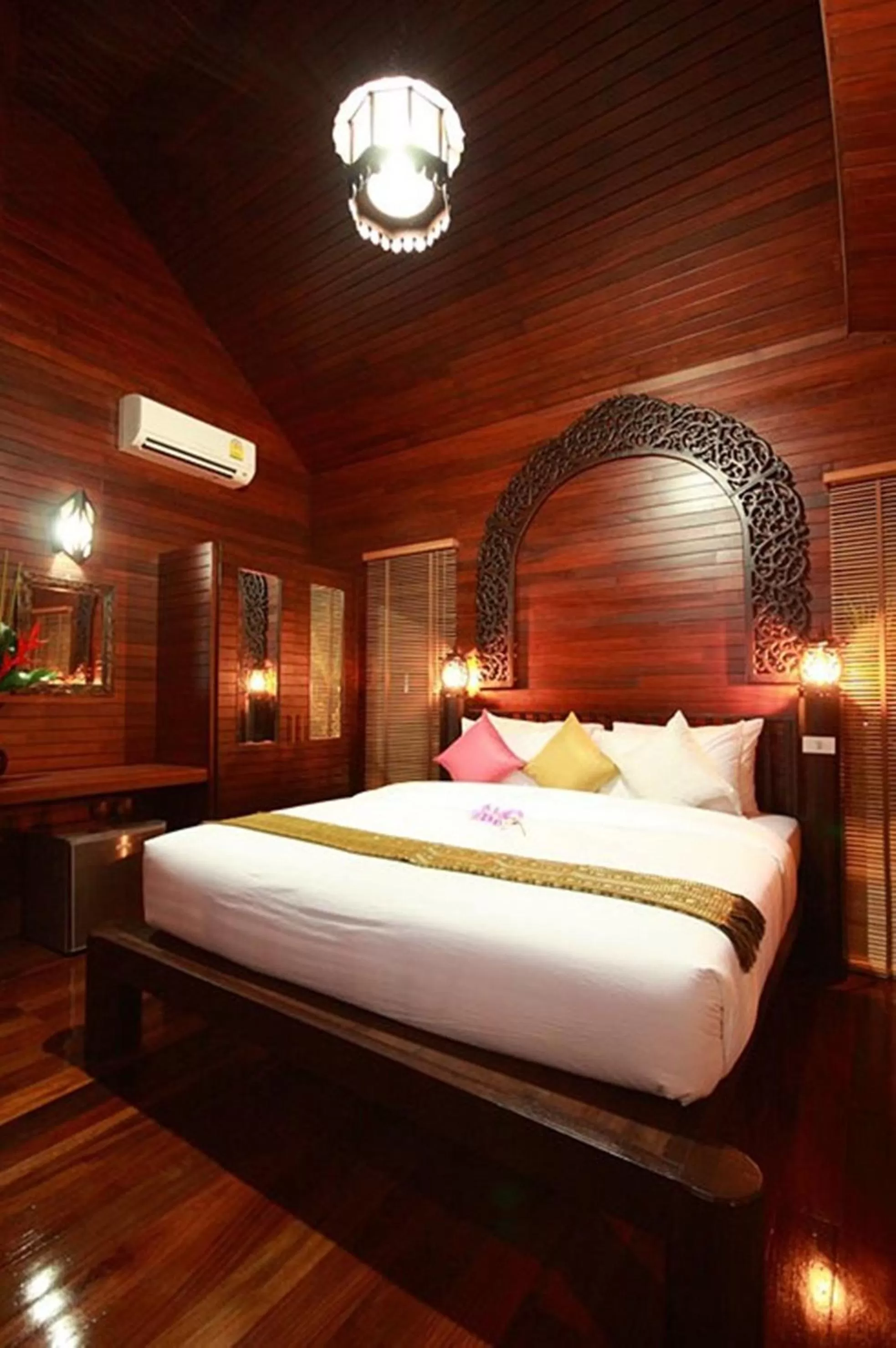 Bed in Baan Habeebee Resort