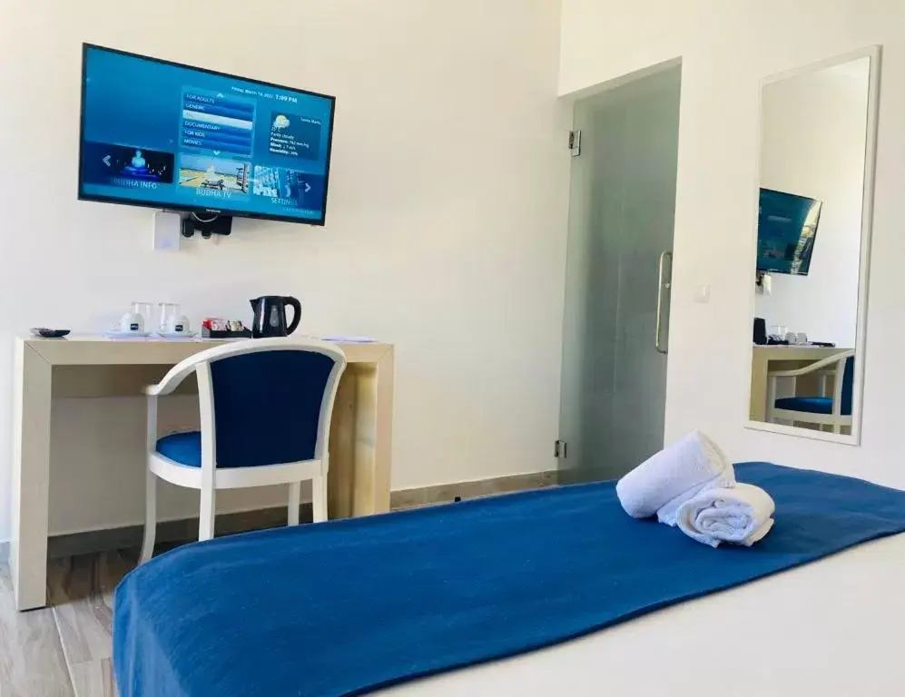 Bedroom, TV/Entertainment Center in Hotel LIVVO Budha Beach