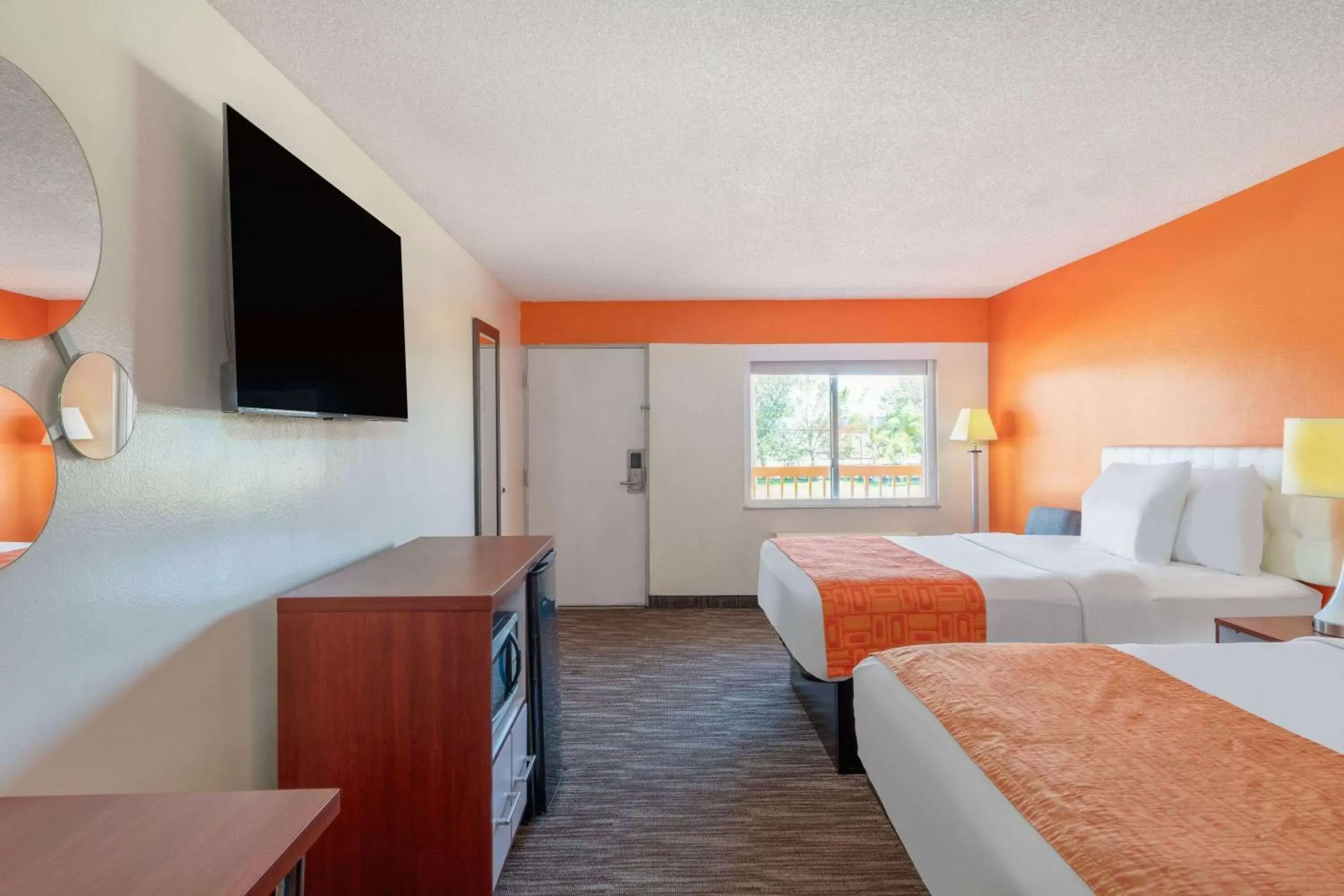 Photo of the whole room, Bed in Howard Johnson by Wyndham Vero Beach/I-95