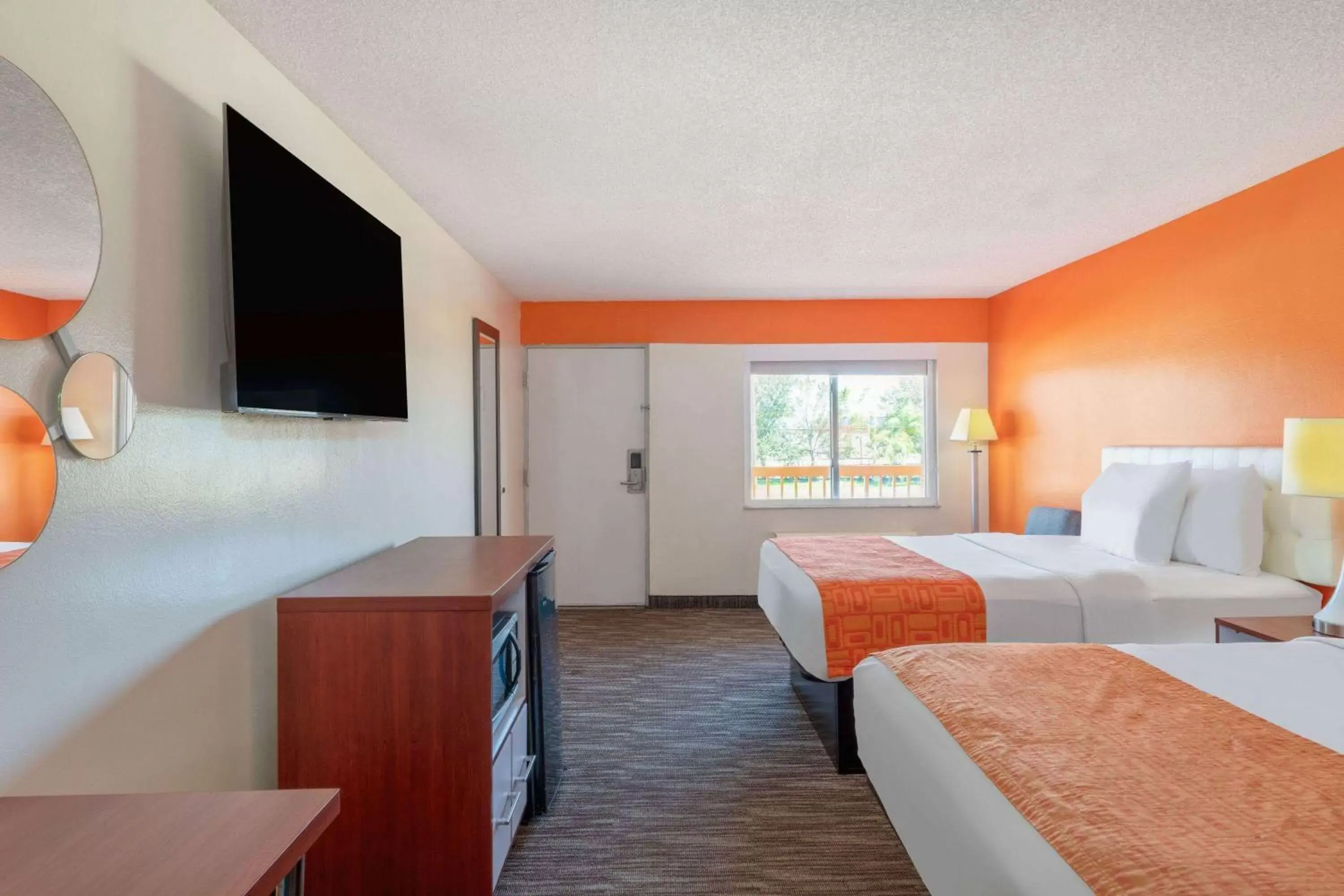 Queen Room with Two Queen Beds - Non-Smoking in Howard Johnson by Wyndham Vero Beach/I-95 Queen Room with Two Queen Beds - Non-Smoking in Howard Johnson by Wyndham Vero Beach/I-95