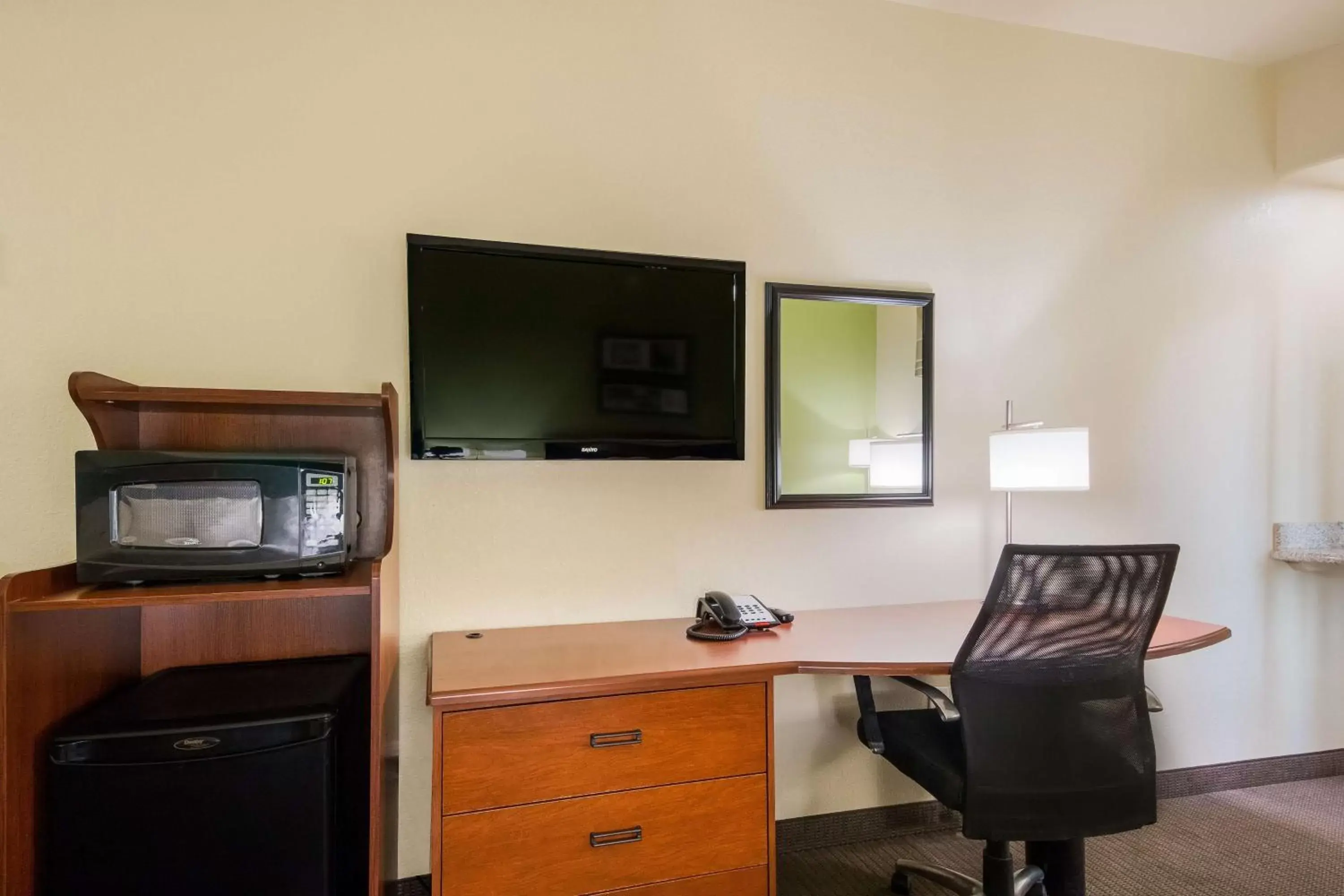 Bedroom, TV/Entertainment Center in SureStay Plus Hotel by Best Western Near SeaWorld San Antonio