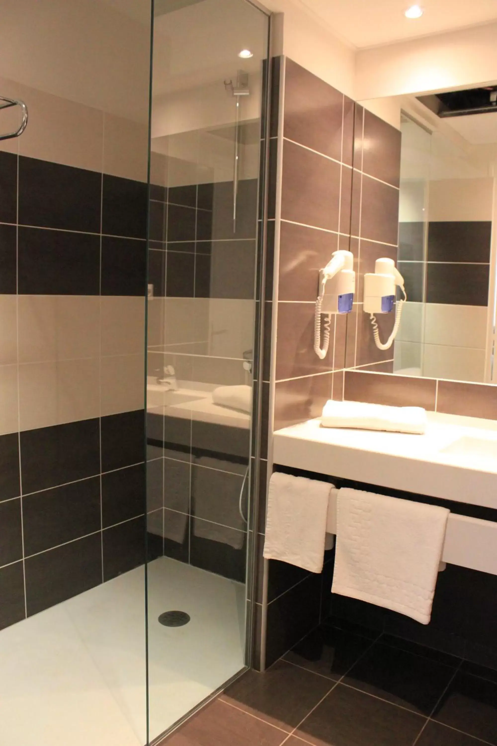 Bathroom in Hôtel Restaurant Bel Air Crevin - Axe Rennes Nantes
