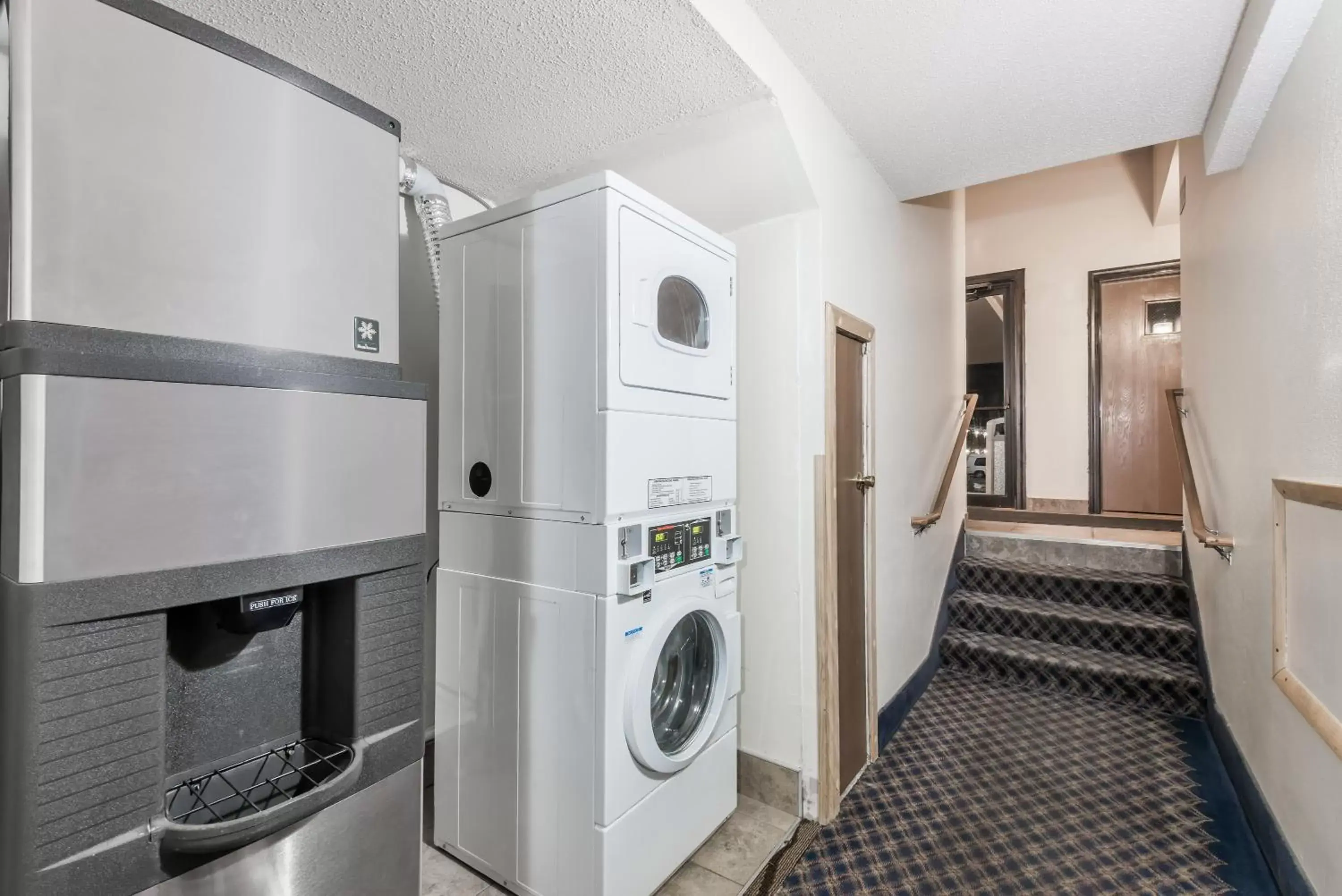 washing machine, Bathroom in Super 8 by Wyndham Bedford