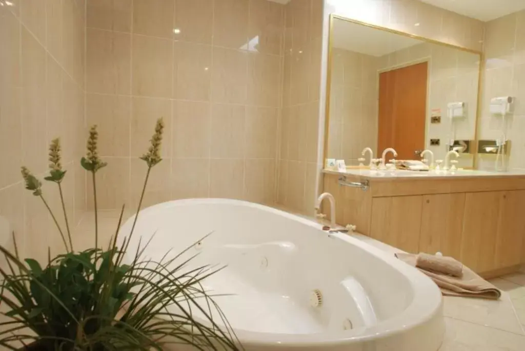 Bathroom in The Hermitage Motel - Campbelltown