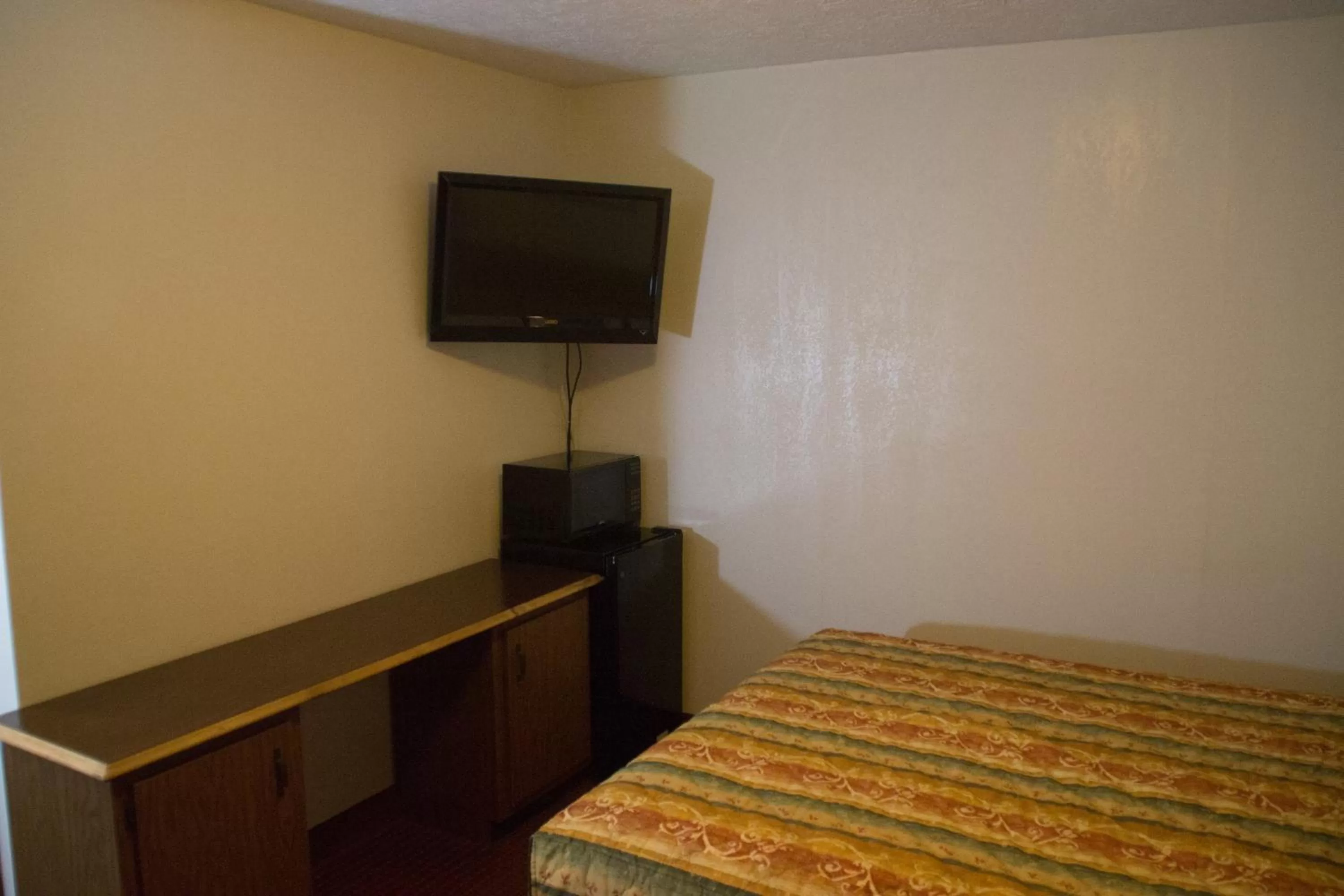 Photo of the whole room, Bed in Tazewell Motor Lodge