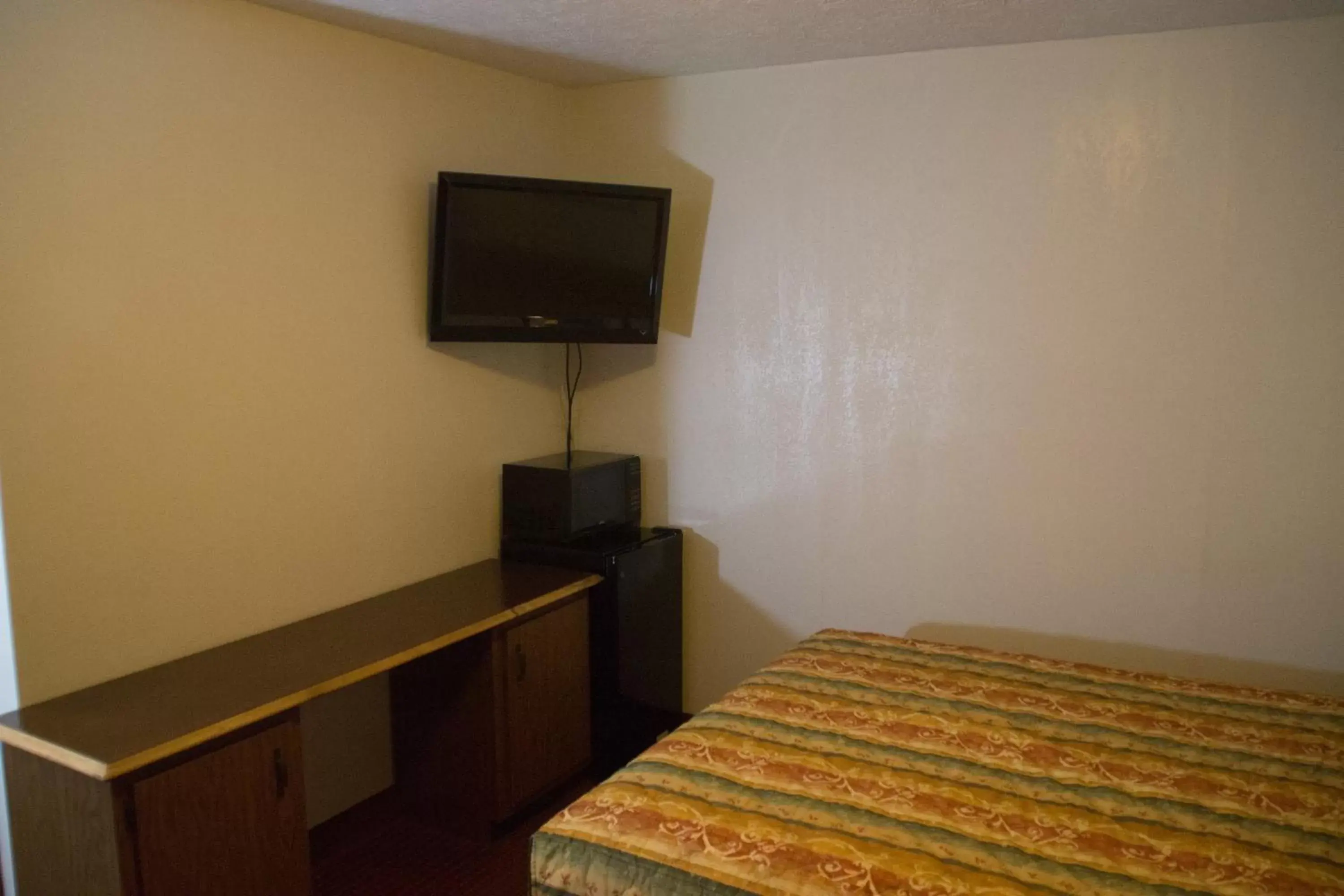 Photo of the whole room, TV/Entertainment Center in Tazewell Motor Lodge