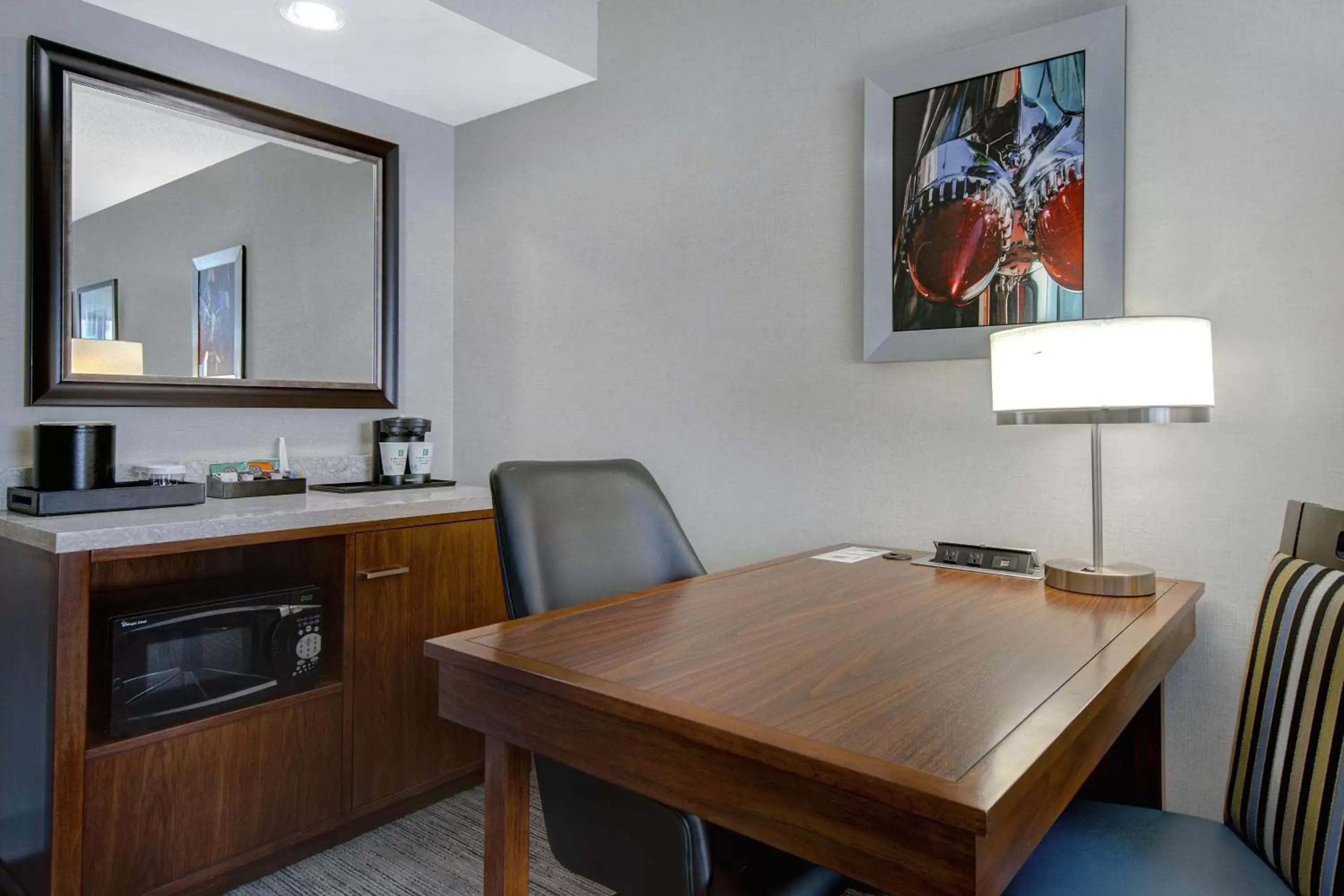 Bedroom, Kitchen/Kitchenette in Embassy Suites by Hilton Detroit Metro Airport