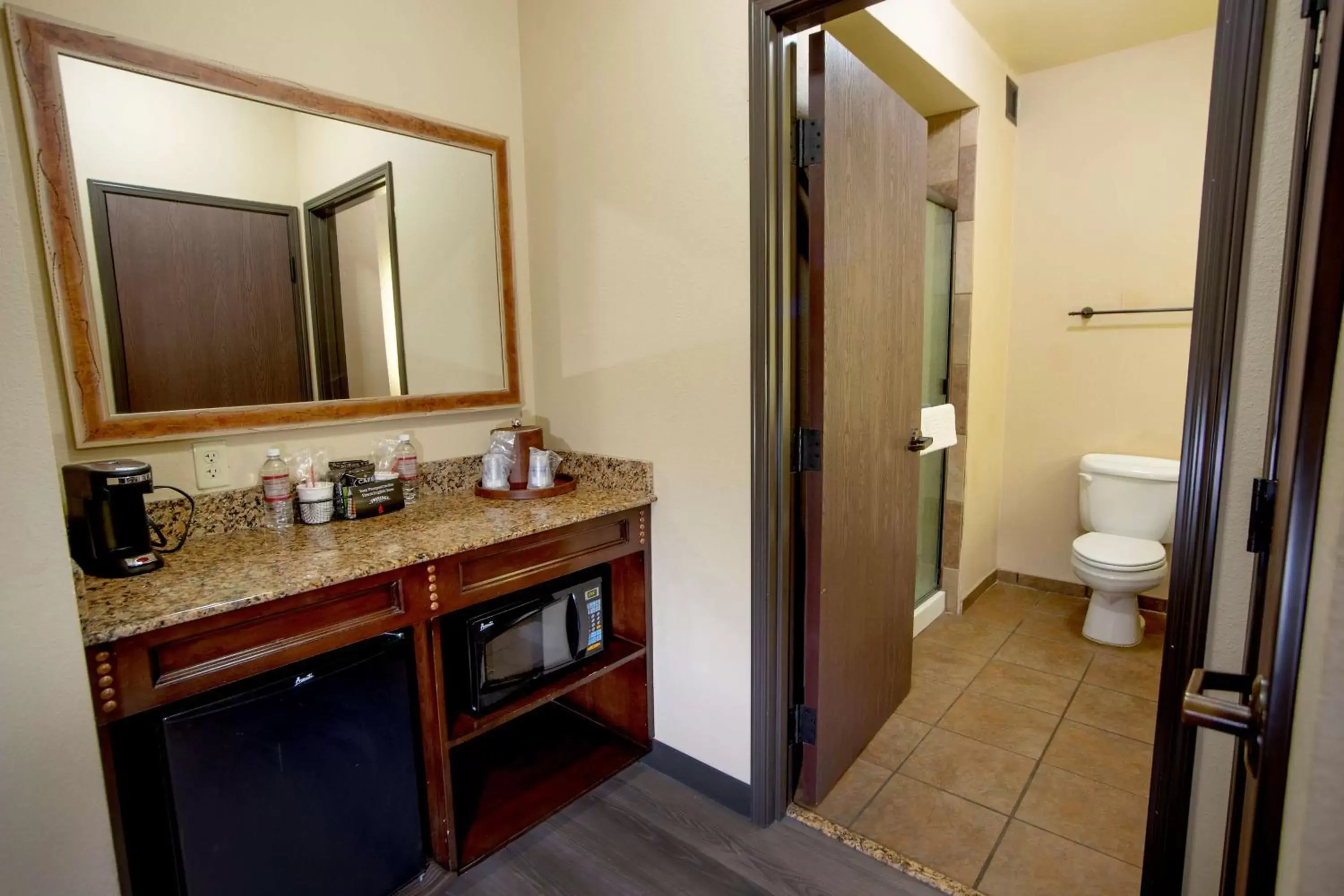 Photo of the whole room, Bathroom in Best Western PLUS Cimarron Hotel & Suites