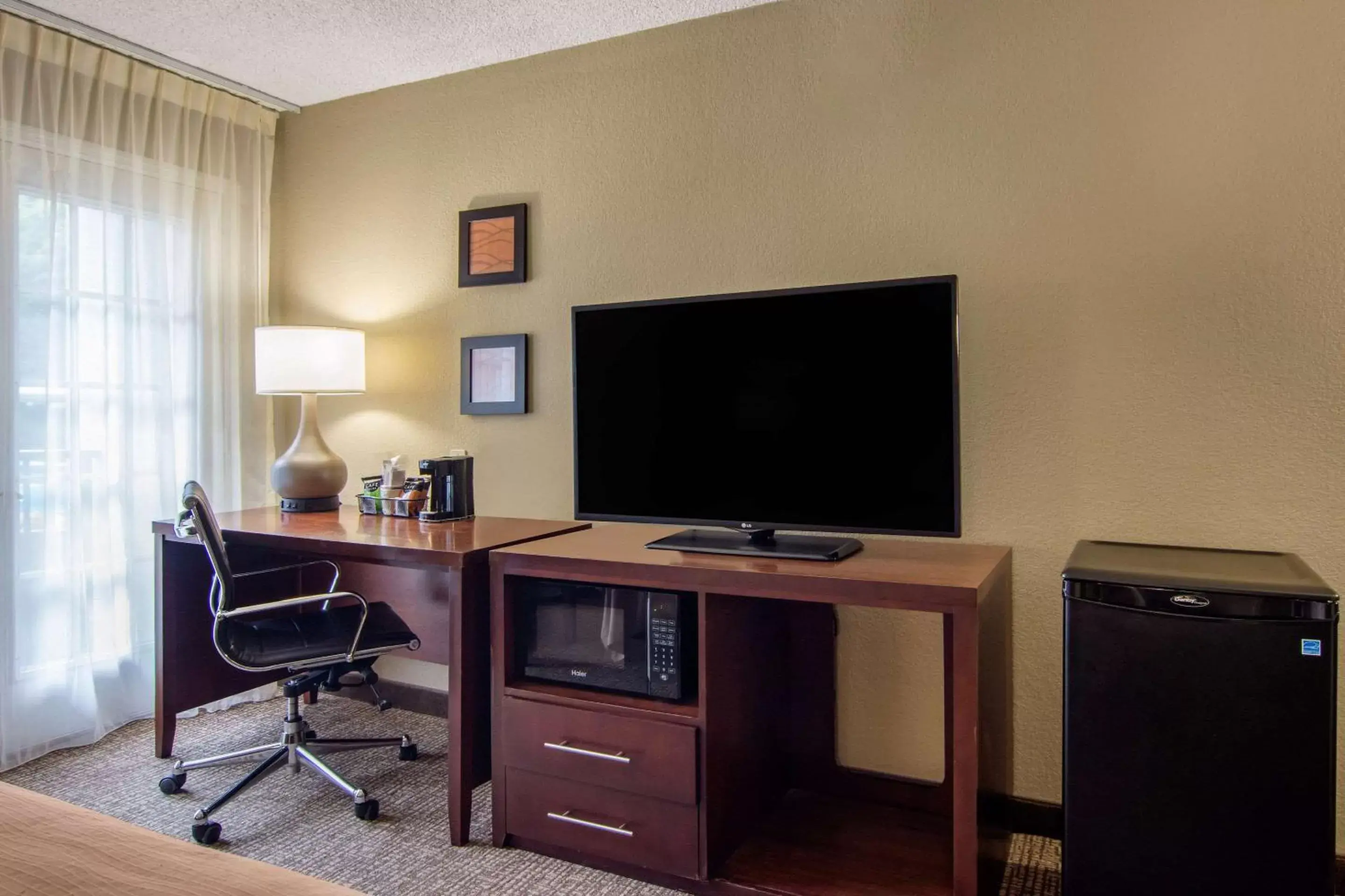 TV and multimedia, TV/Entertainment Center in Comfort Inn Sandy Springs – Perimeter