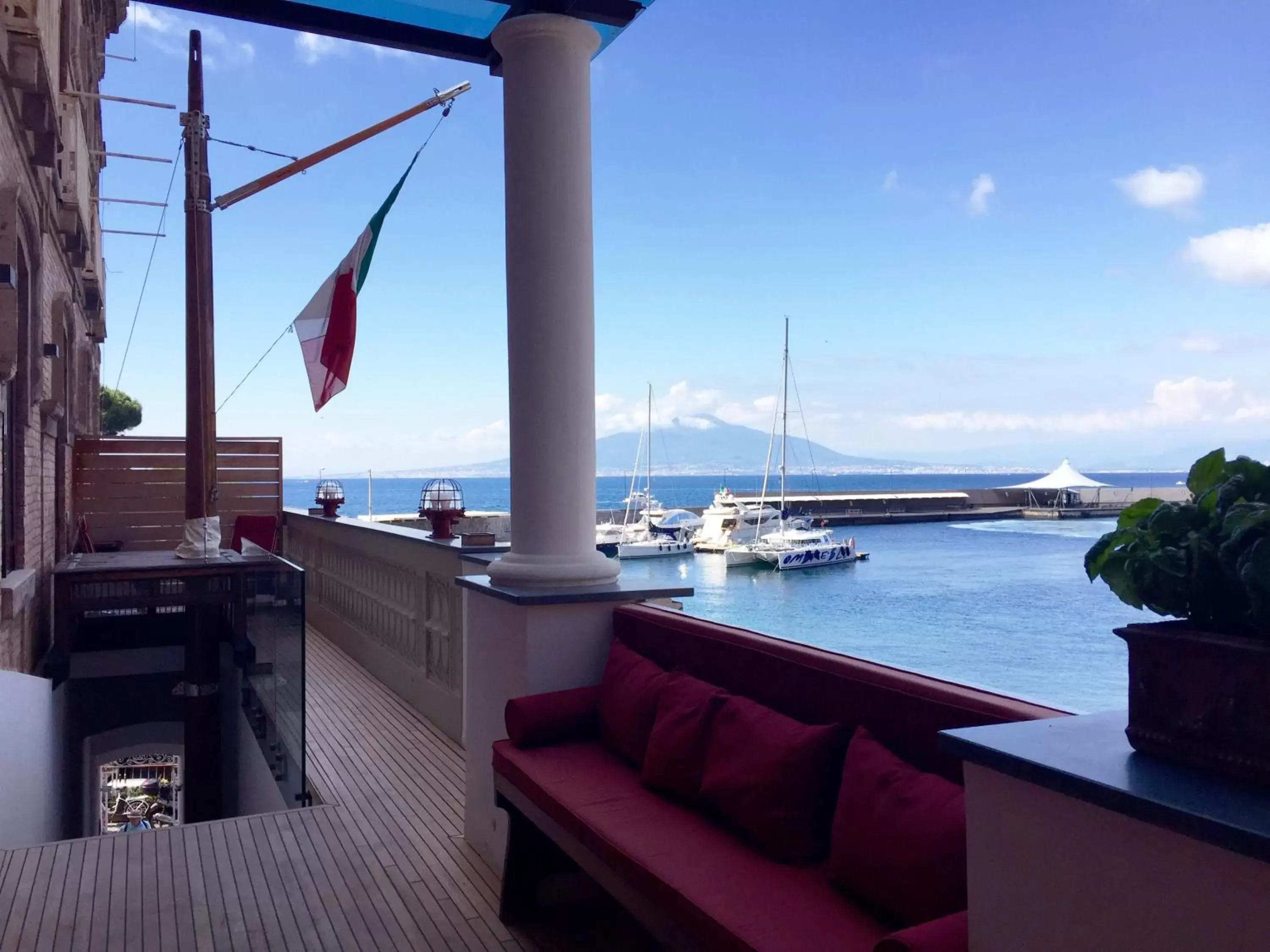 Facade/entrance, Balcony/Terrace in Yacht Club Capo Cervo Suites B&B