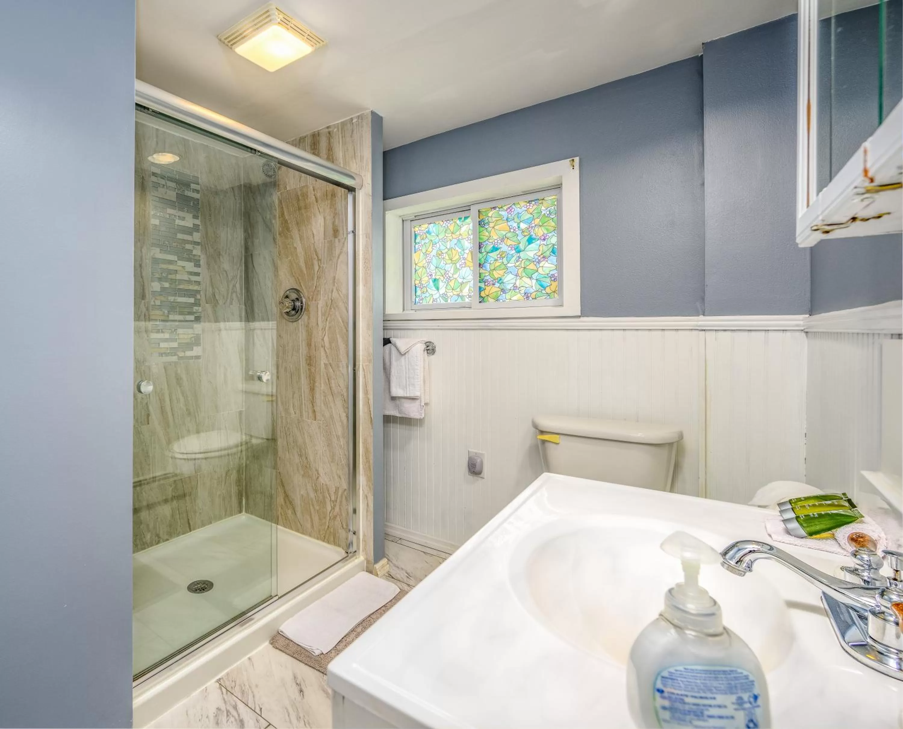 Bathroom in Mountain Treasure Bed and Breakfast