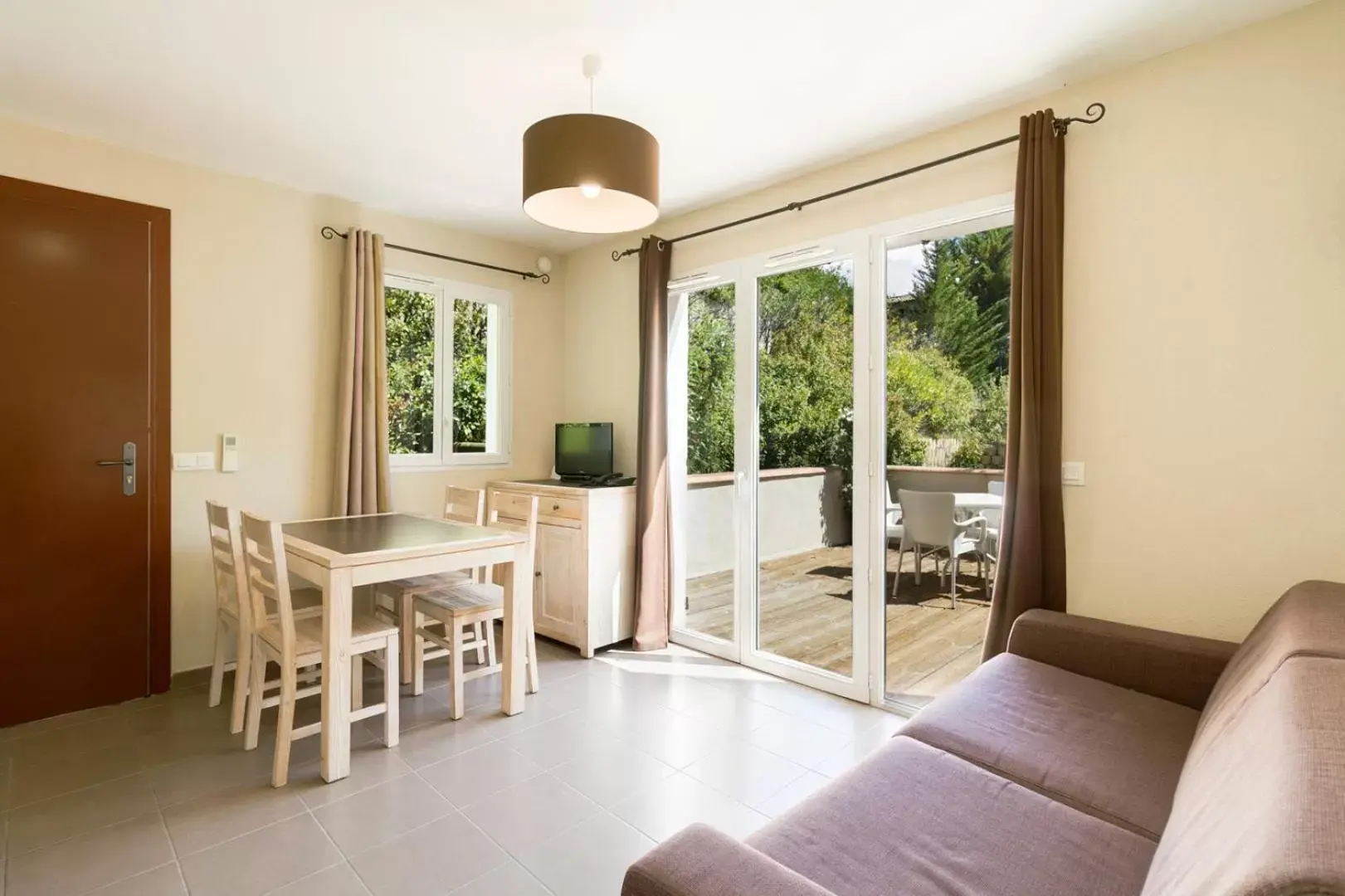 Living room, Dining Area in Garden & City Mont-Ventoux Malaucène